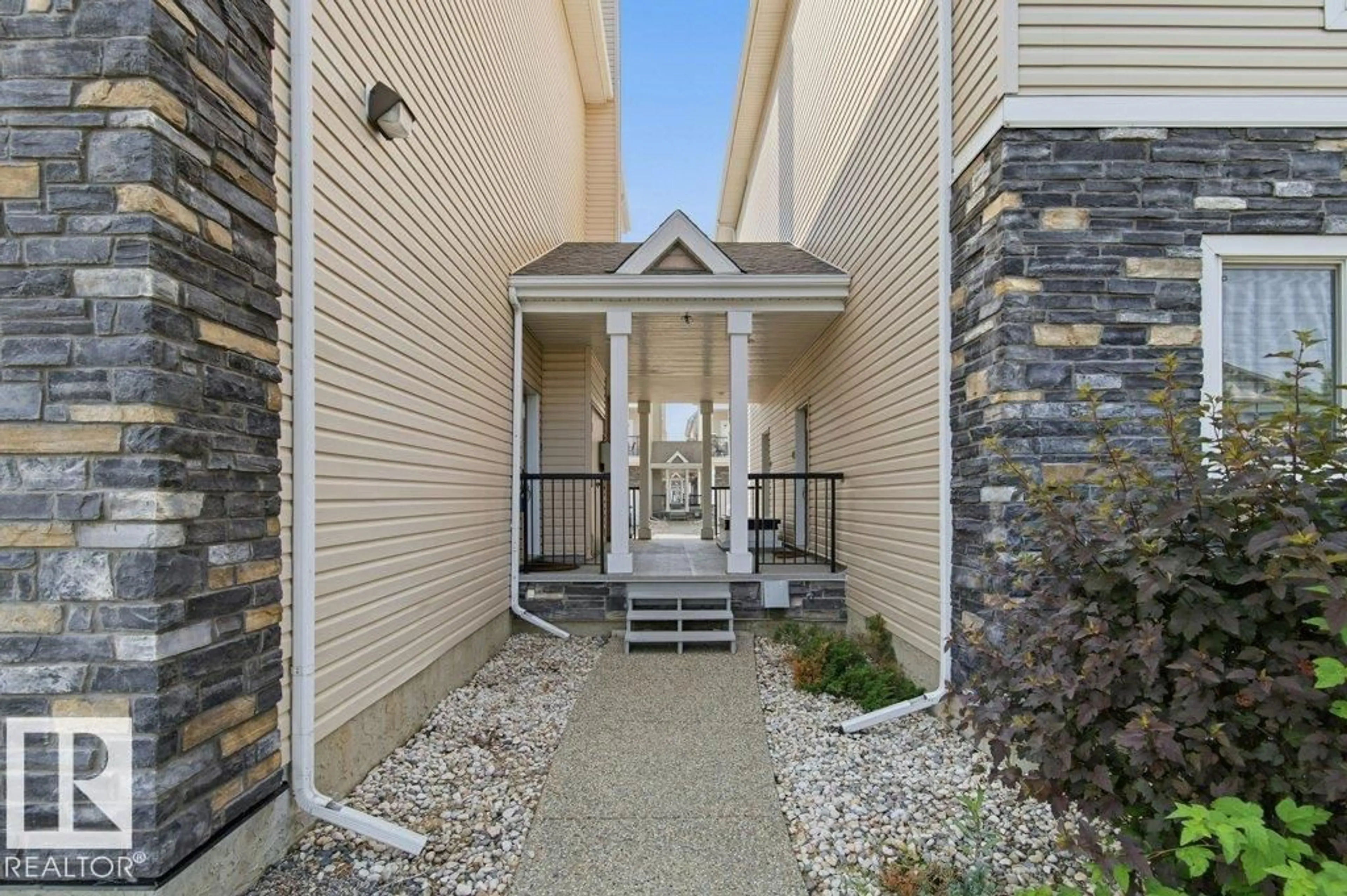 Indoor entryway for 7293 - 17 TERWILLEGAR DR, Edmonton Alberta T6R0N5