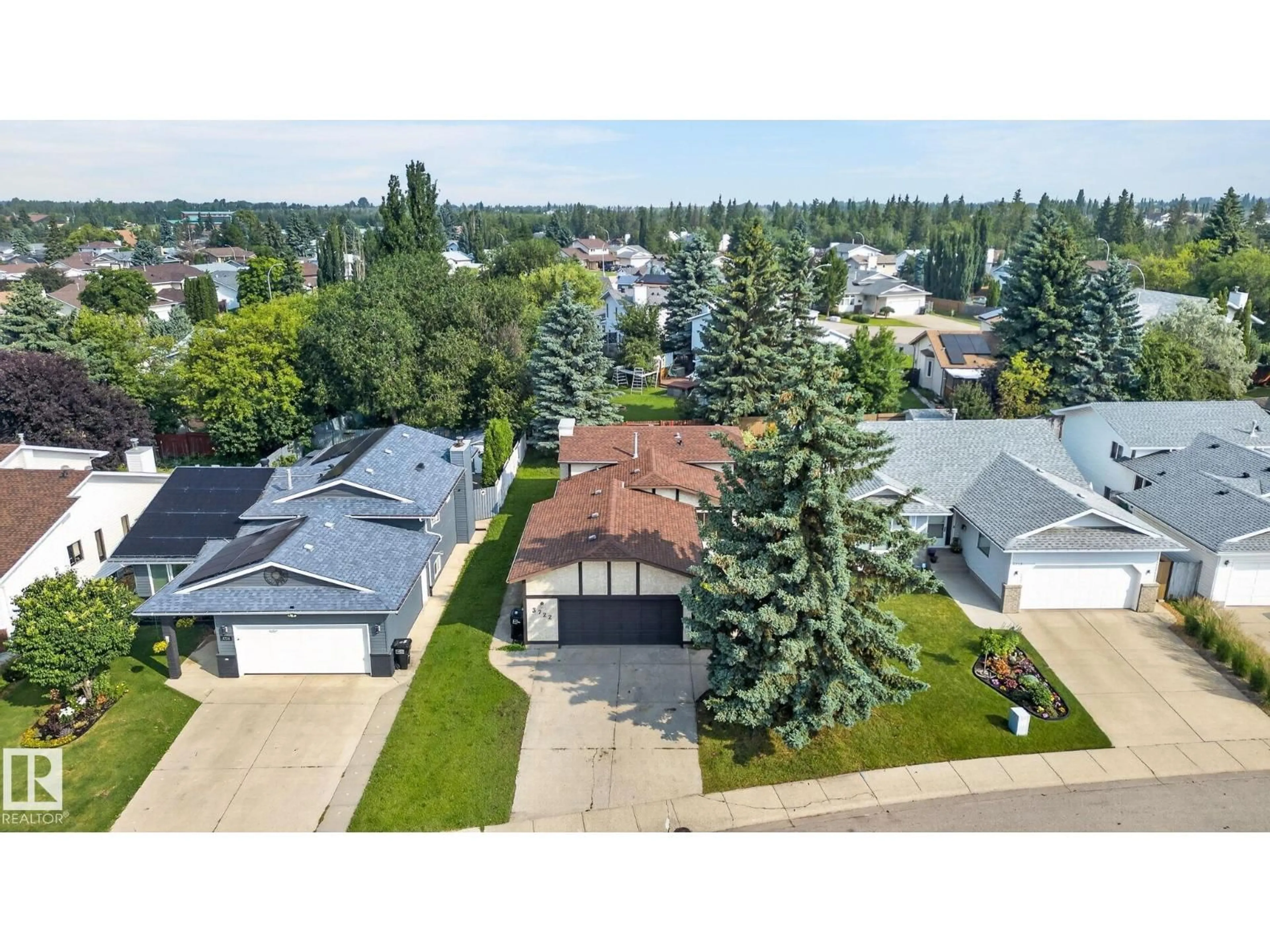 A pic from outside/outdoor area/front of a property/back of a property/a pic from drone, street for NW - 3722 34A AV, Edmonton Alberta T6L4Z2
