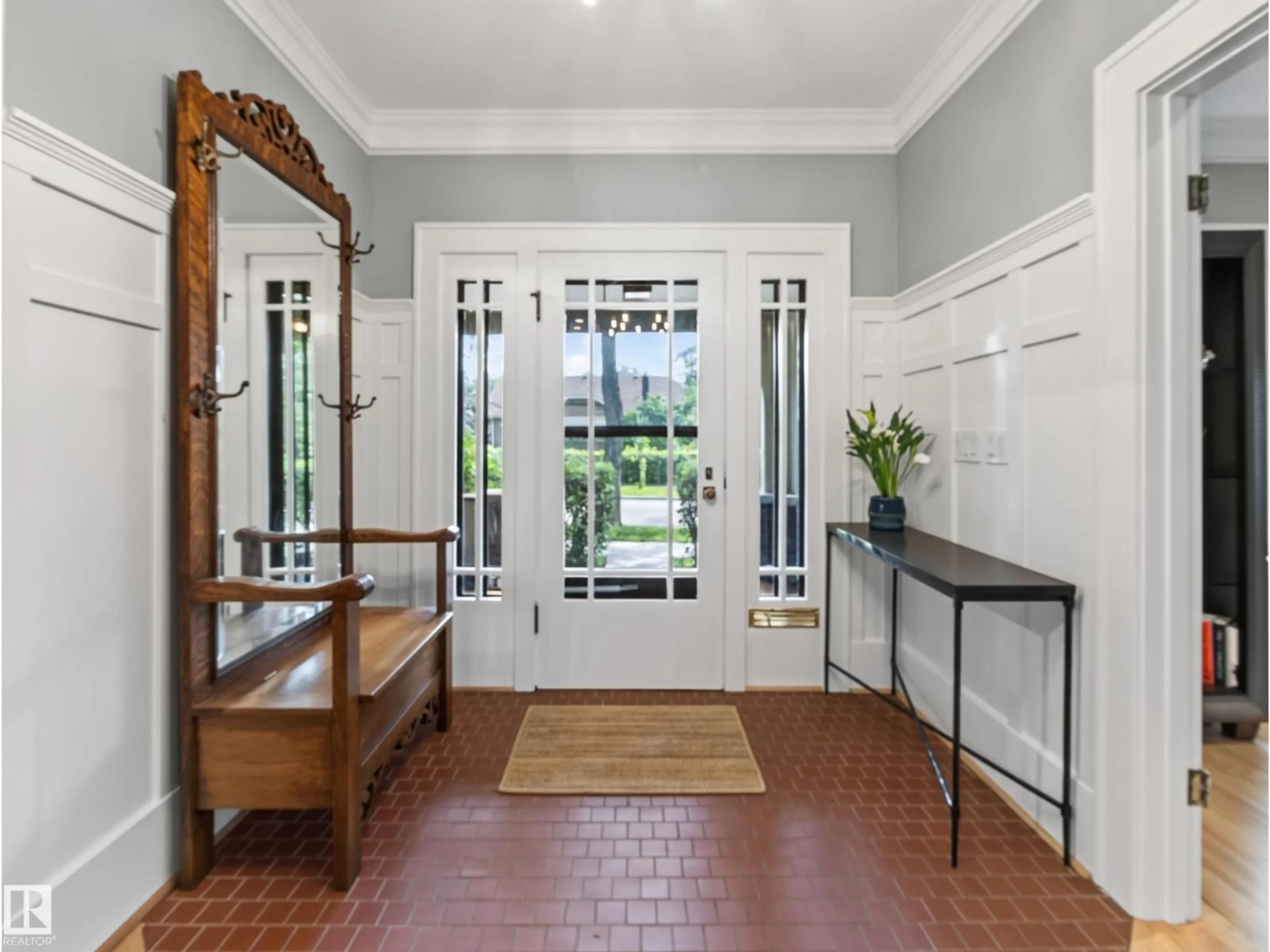 Indoor entryway for 11108 64 ST, Edmonton Alberta T5W4H1
