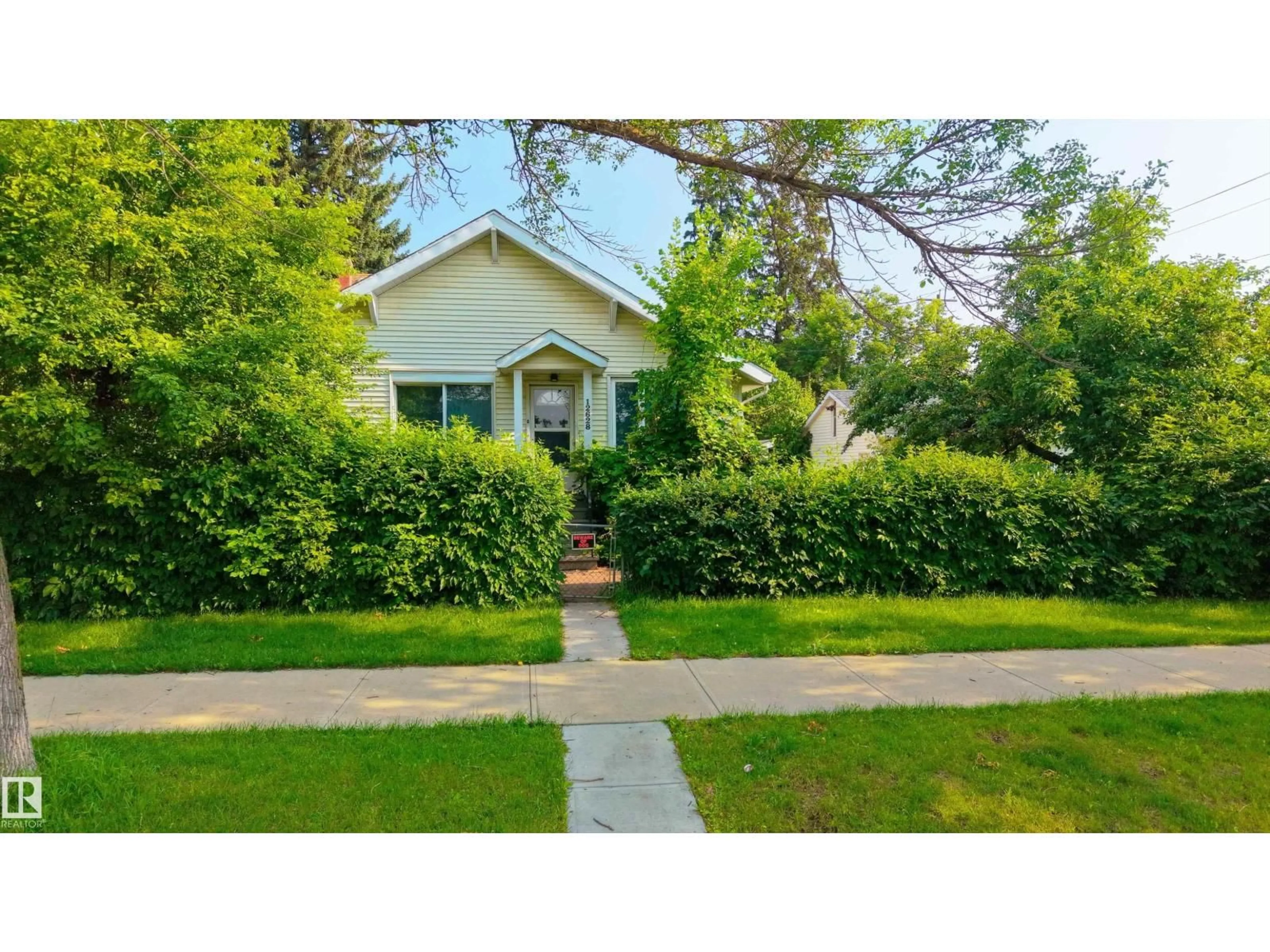 A pic from outside/outdoor area/front of a property/back of a property/a pic from drone, street for 12628 112 AV, Edmonton Alberta T5M2T3