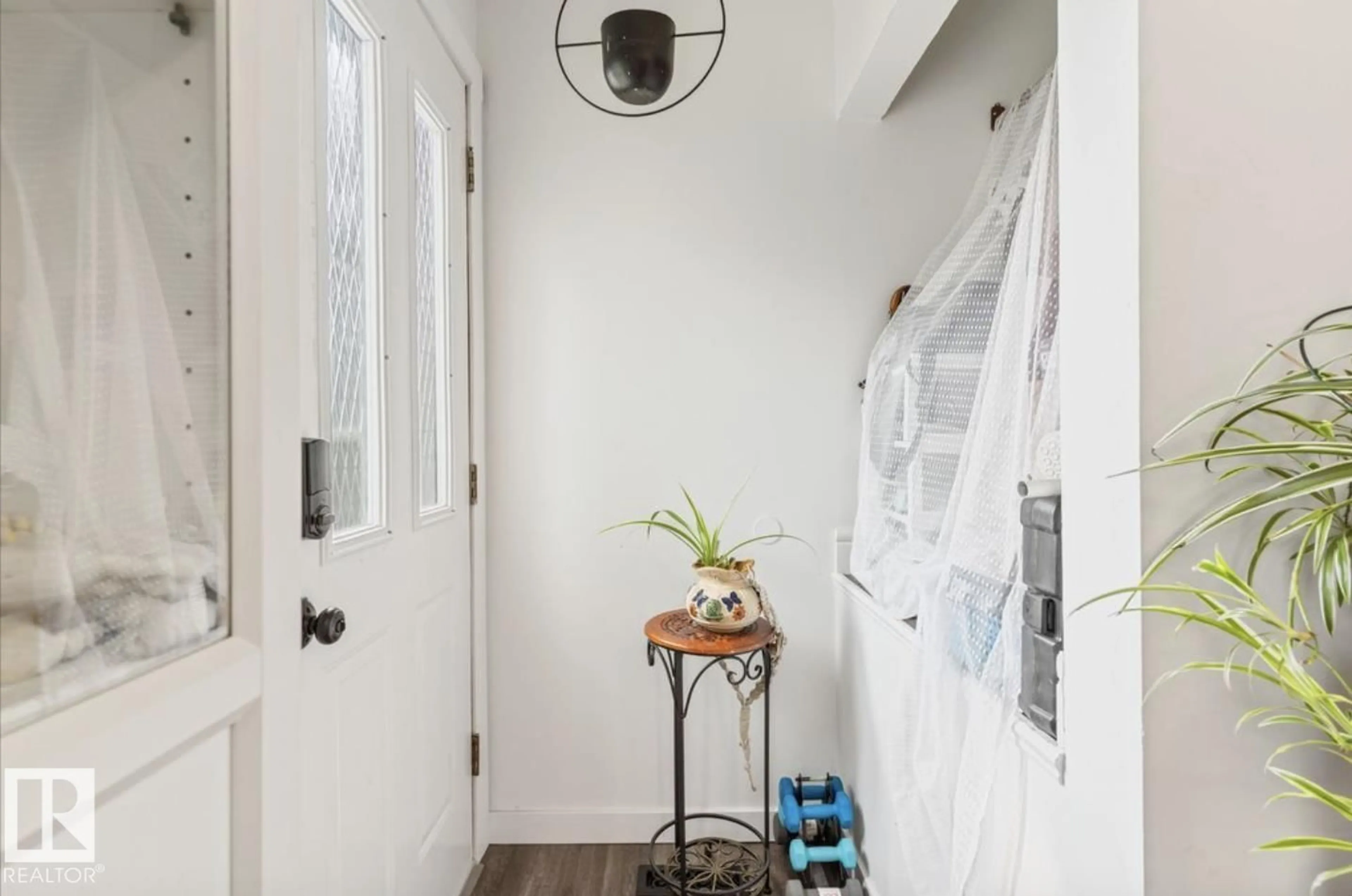 Indoor entryway for 12150 47 ST, Edmonton Alberta T5W2X5
