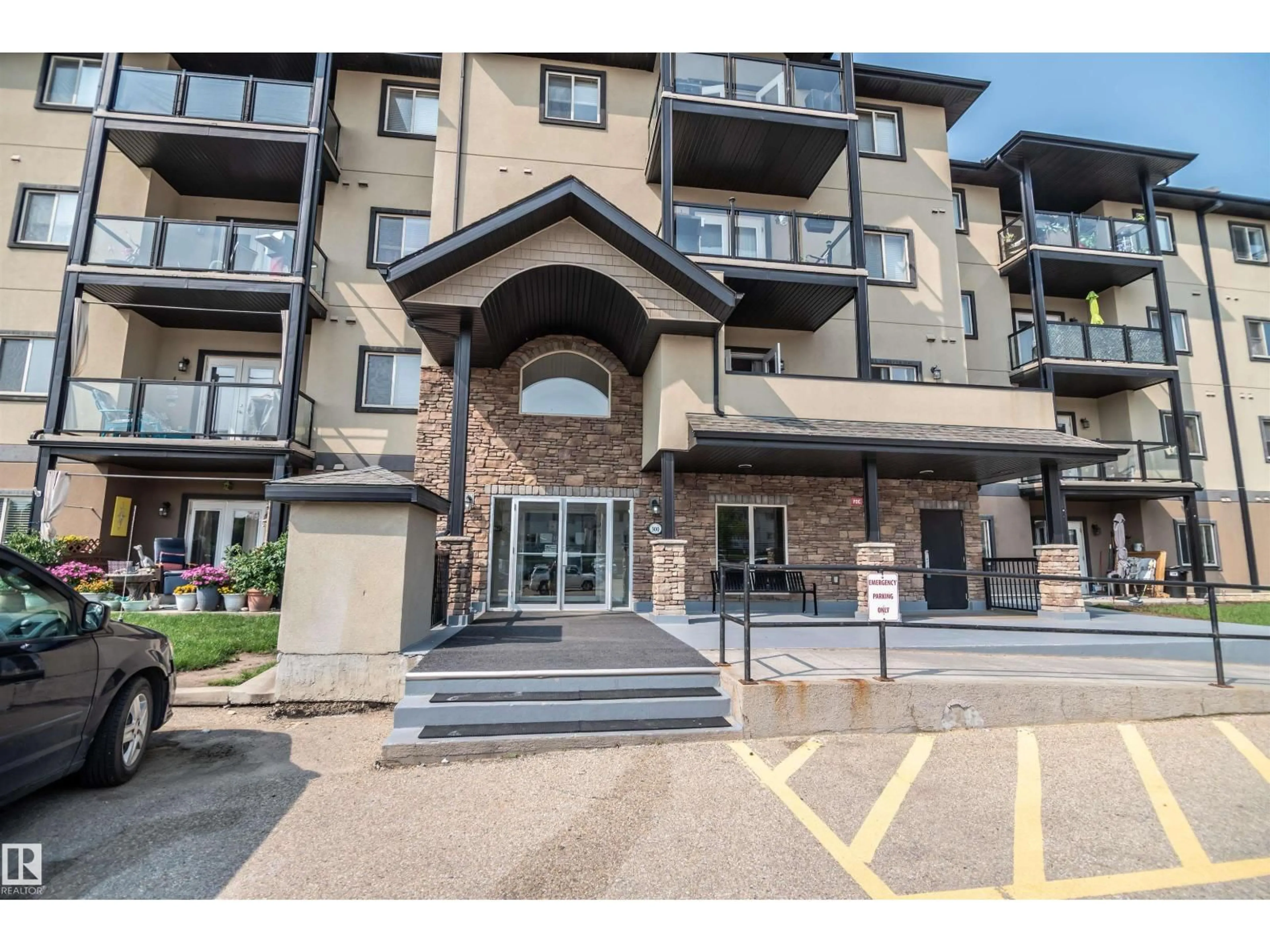 Indoor foyer for 300 - 124 SPRUCE RIDGE RD, Spruce Grove Alberta T7X0H6