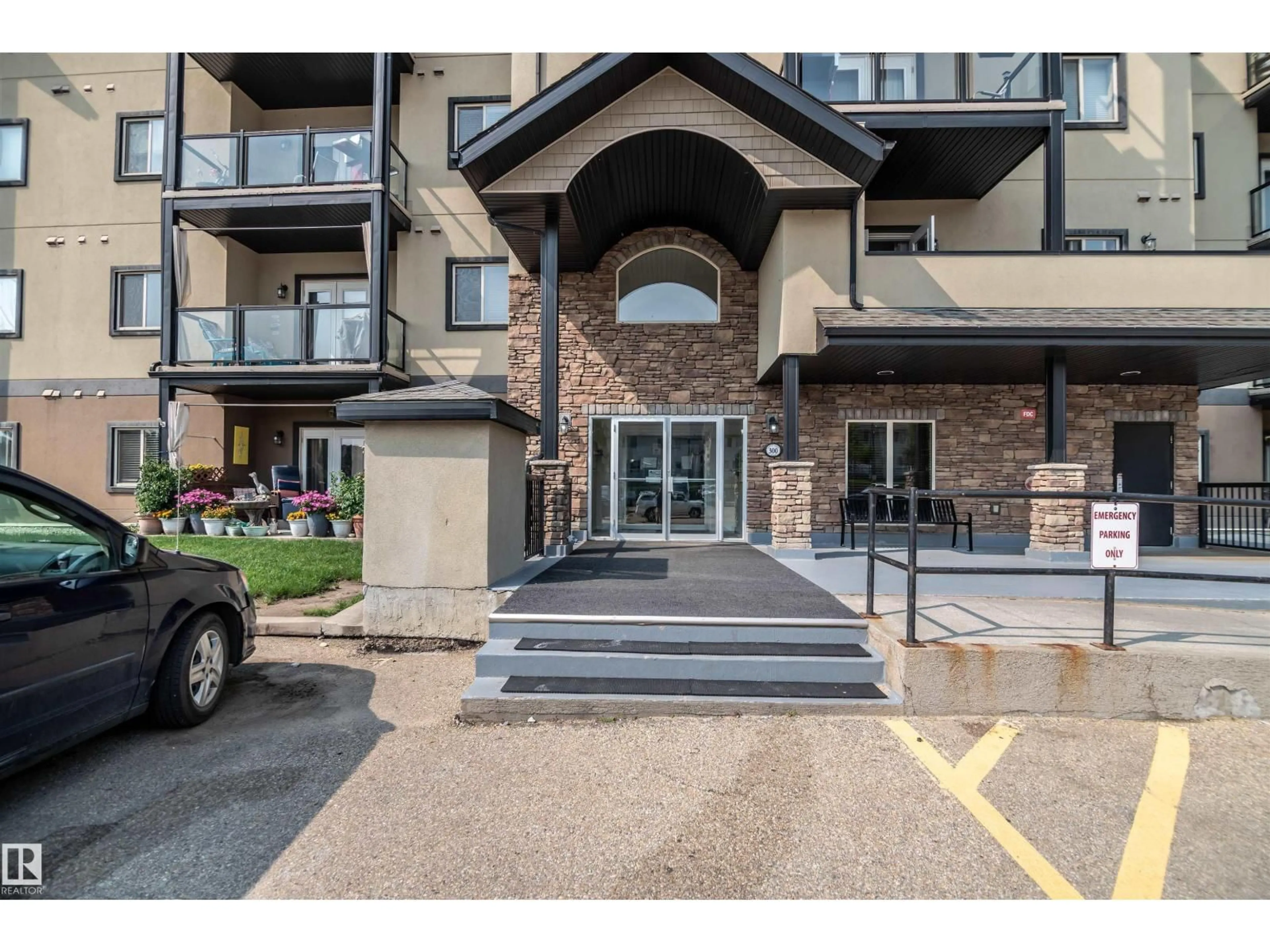 Indoor foyer for 300 - 124 SPRUCE RIDGE RD, Spruce Grove Alberta T7X0H6