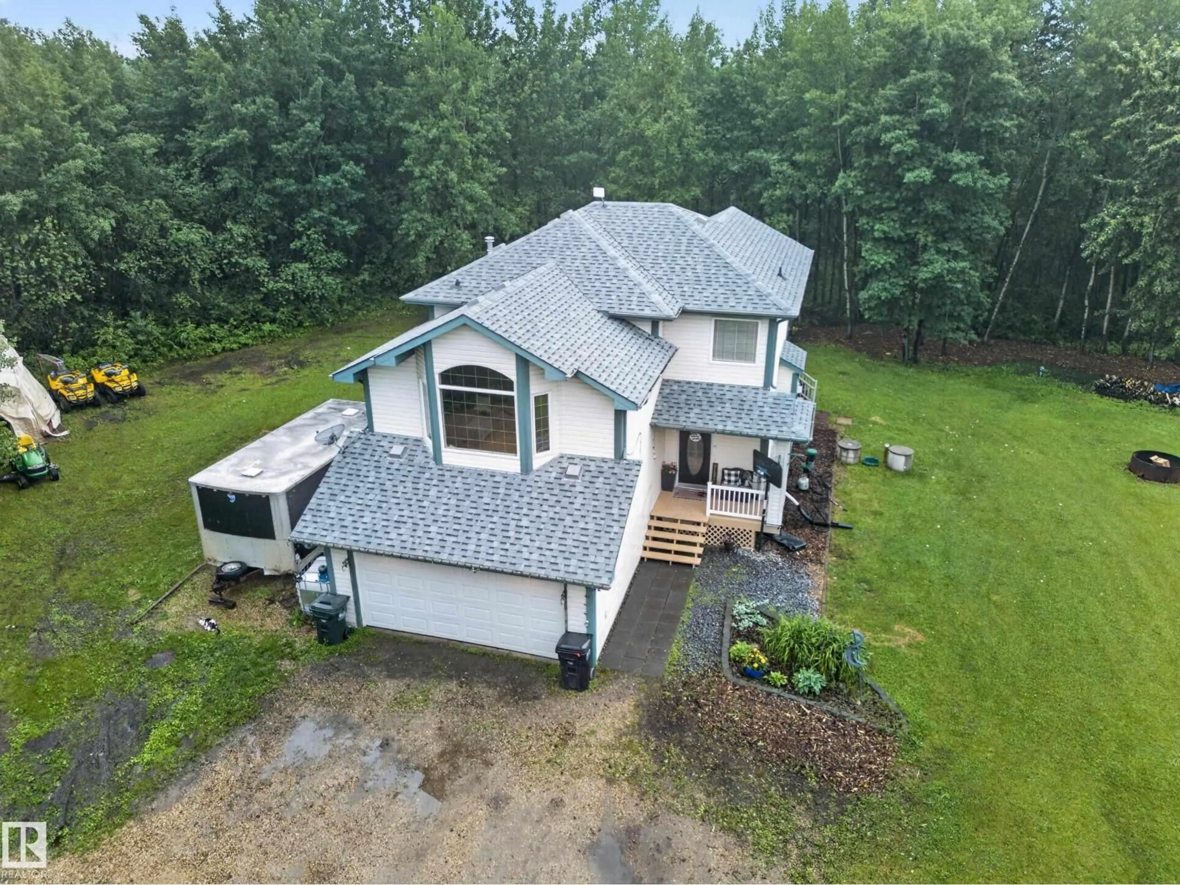 A pic from outside/outdoor area/front of a property/back of a property/a pic from drone, building for 217 - 51058 RGE ROAD 212, Rural Strathcona County Alberta T8G1E7