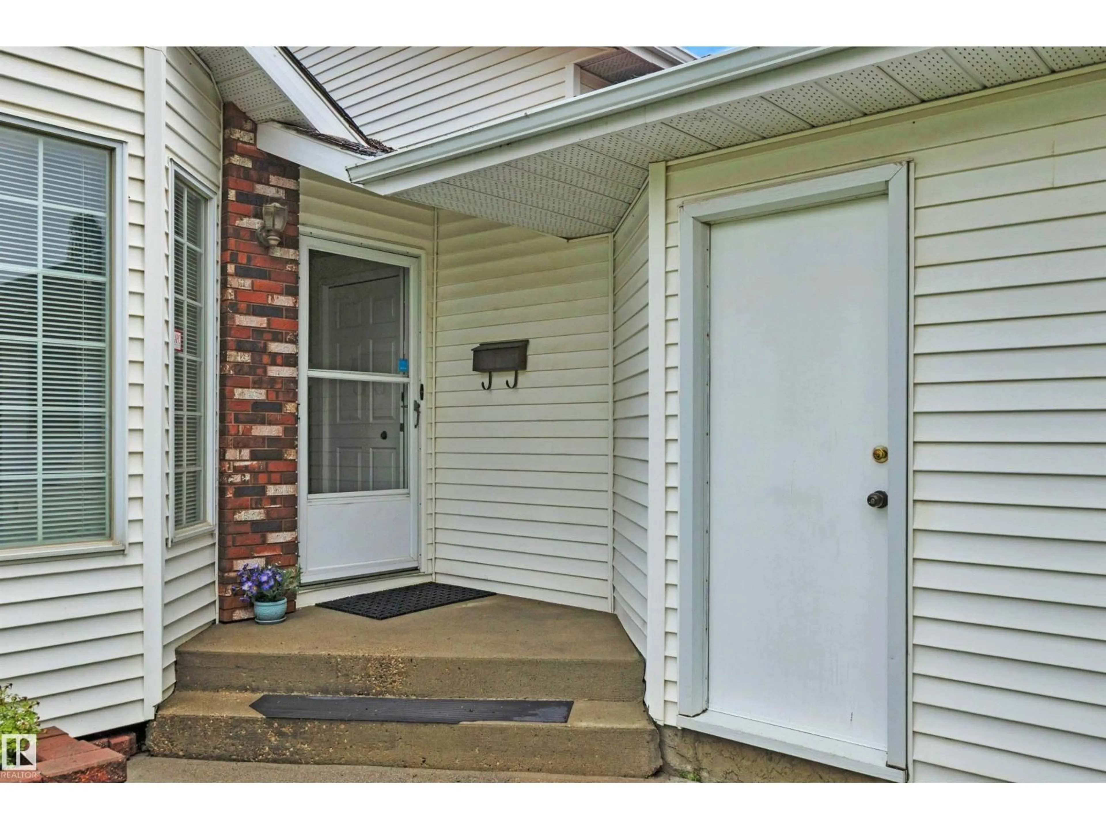 Indoor entryway for 18920 78 AV, Edmonton Alberta T5T5H8