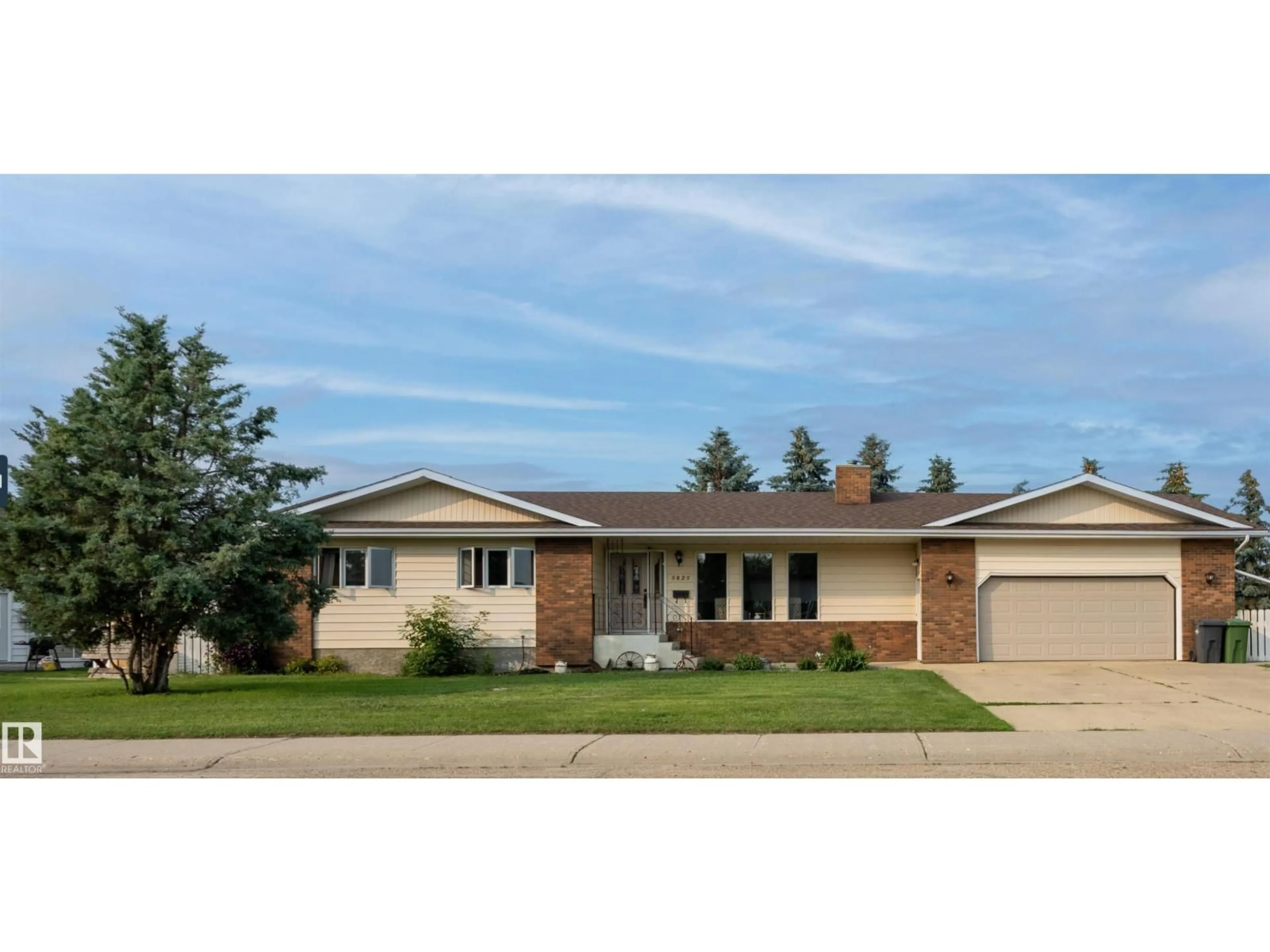 Home with vinyl exterior material, street for 5825 52 ST, Wetaskiwin Alberta T9A2W5