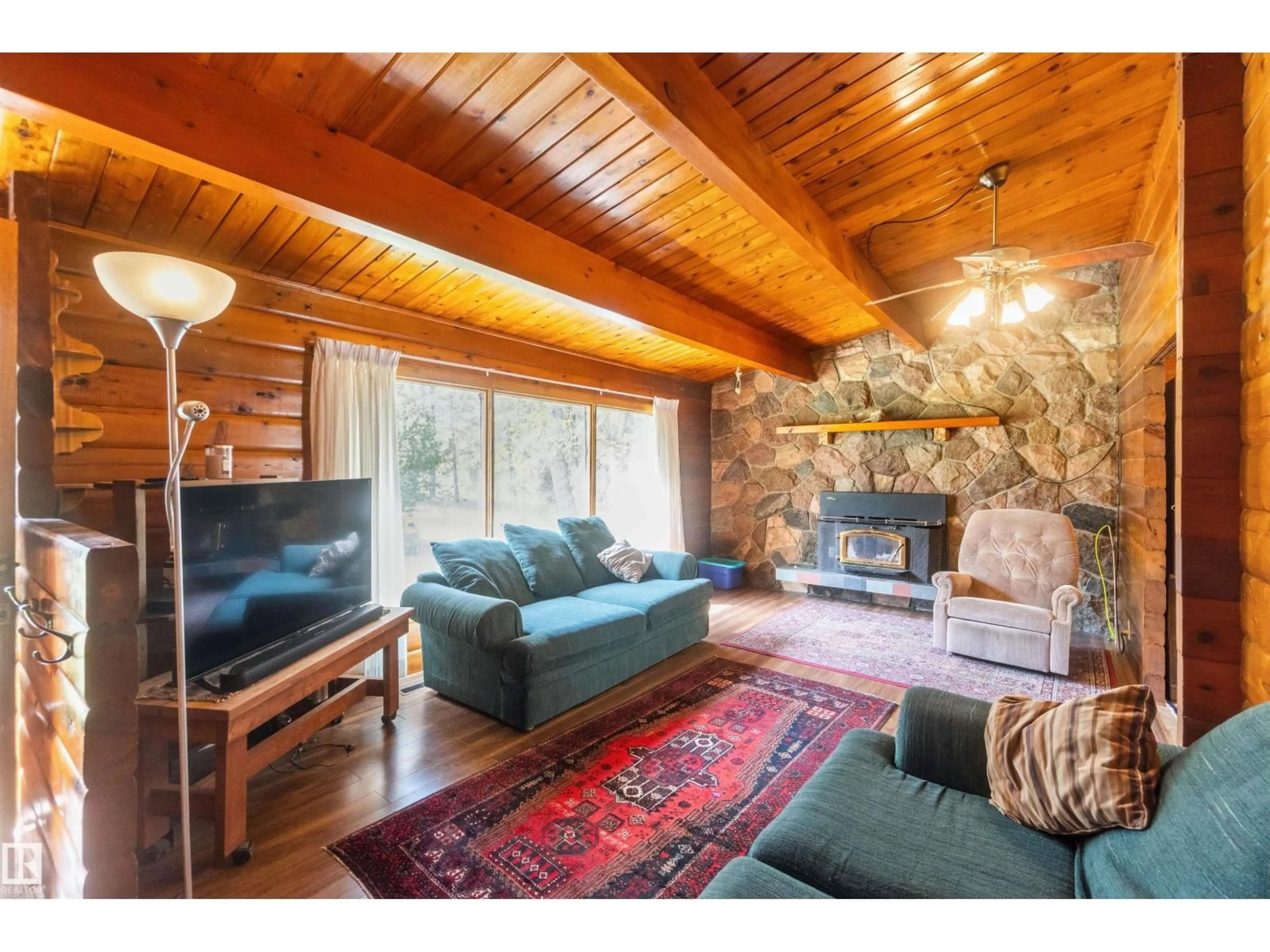Living room with furniture, wood/laminate floor for 910 HERMITAGE AV, Rural Parkland County Alberta T7Z2T2