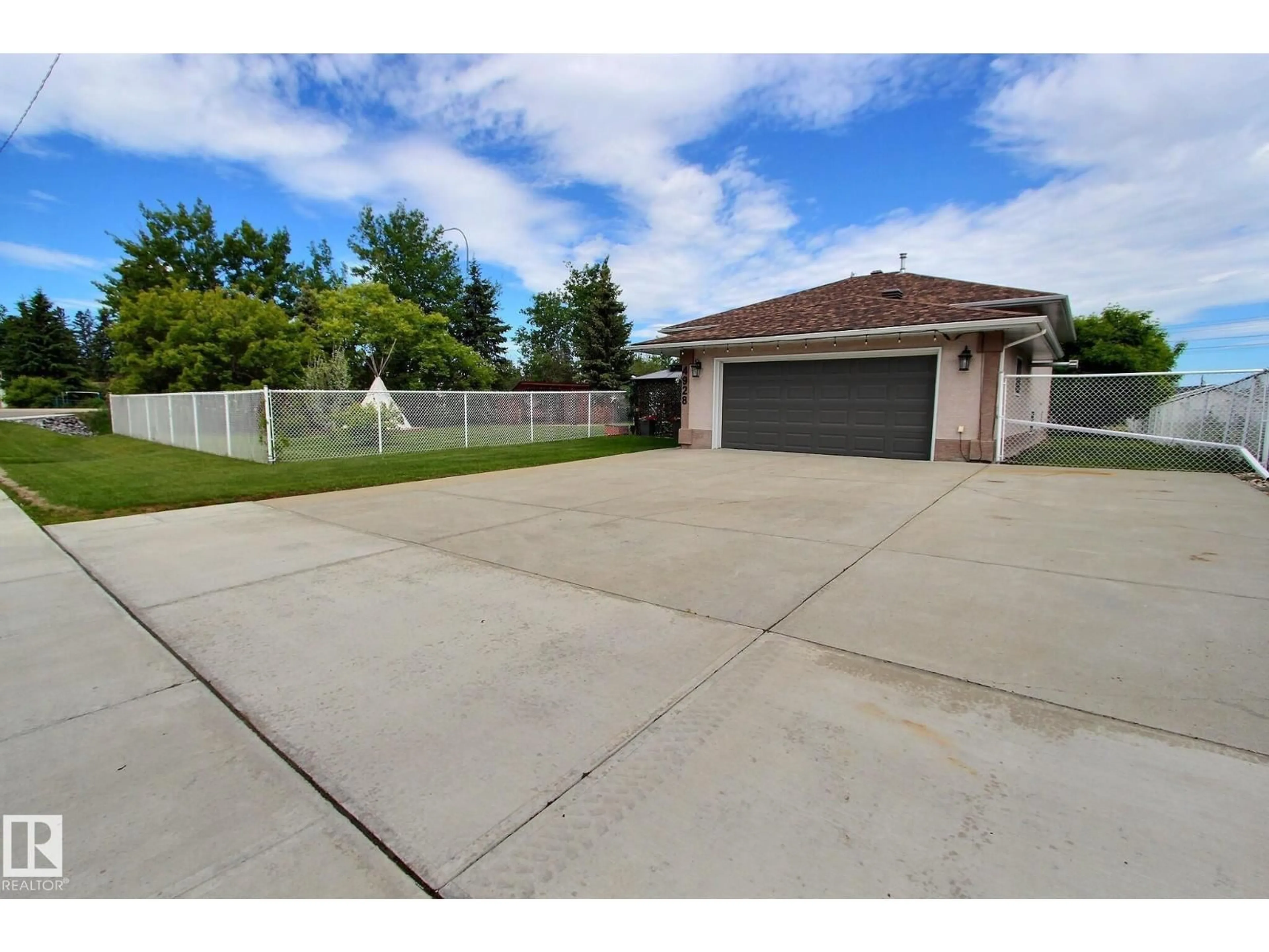 A pic from outside/outdoor area/front of a property/back of a property/a pic from drone, street for 4928 50A AV, Entwistle Alberta T0E0S0