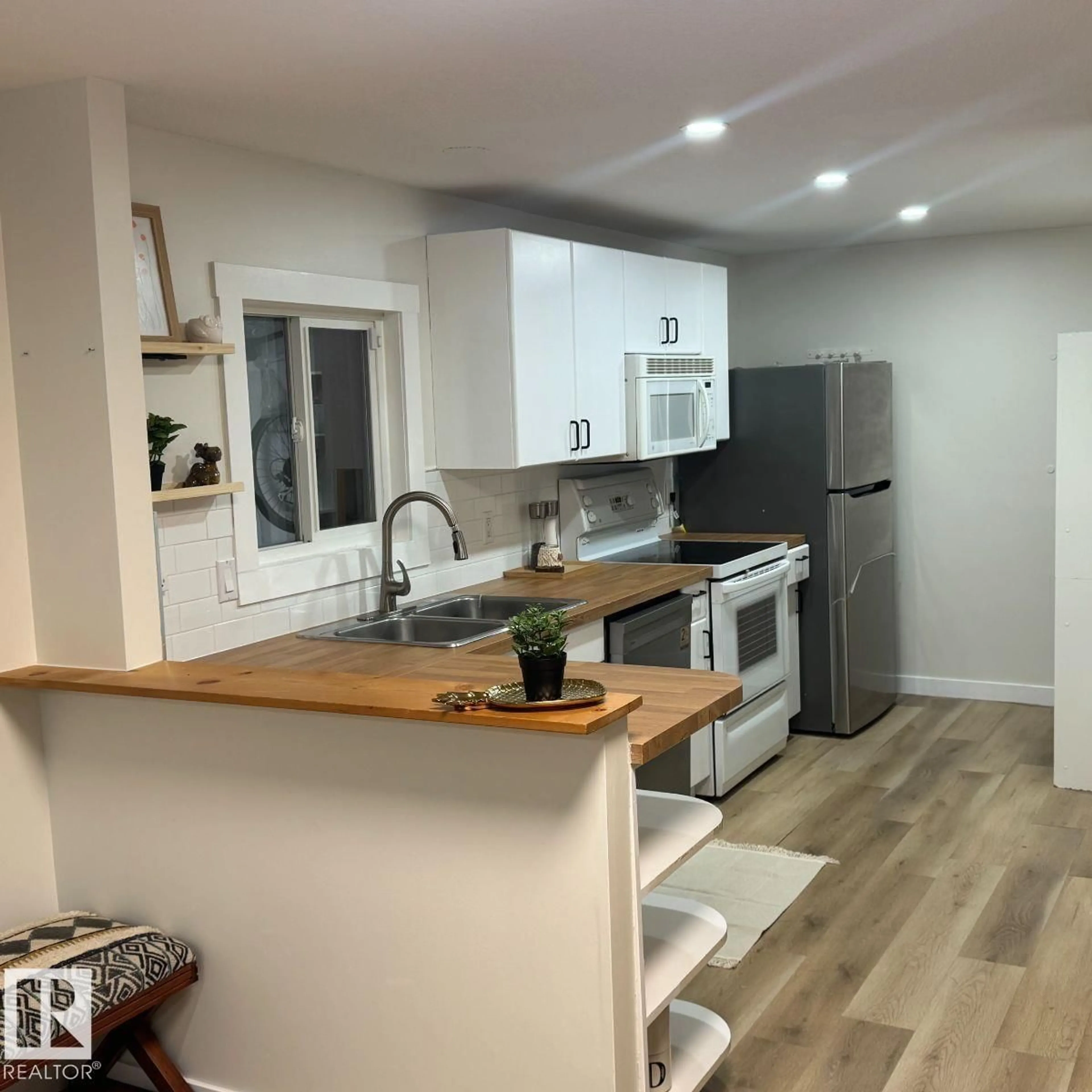 Open concept kitchen, unknown for 8 THE PARKWAY NW, Edmonton Alberta T6P1C7