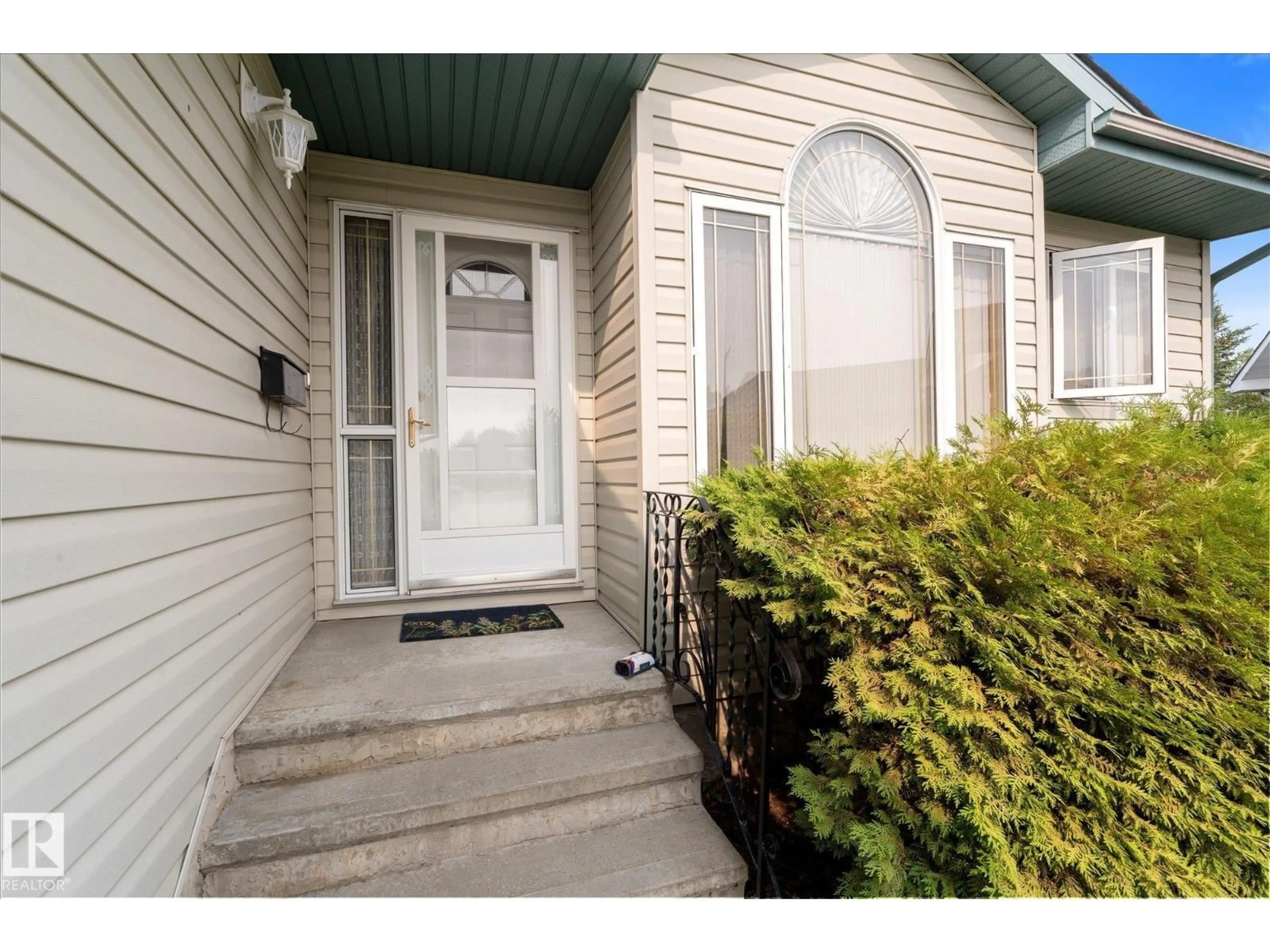 Indoor entryway for 16 SIMONETTE CR, Devon Alberta T9G1Y5