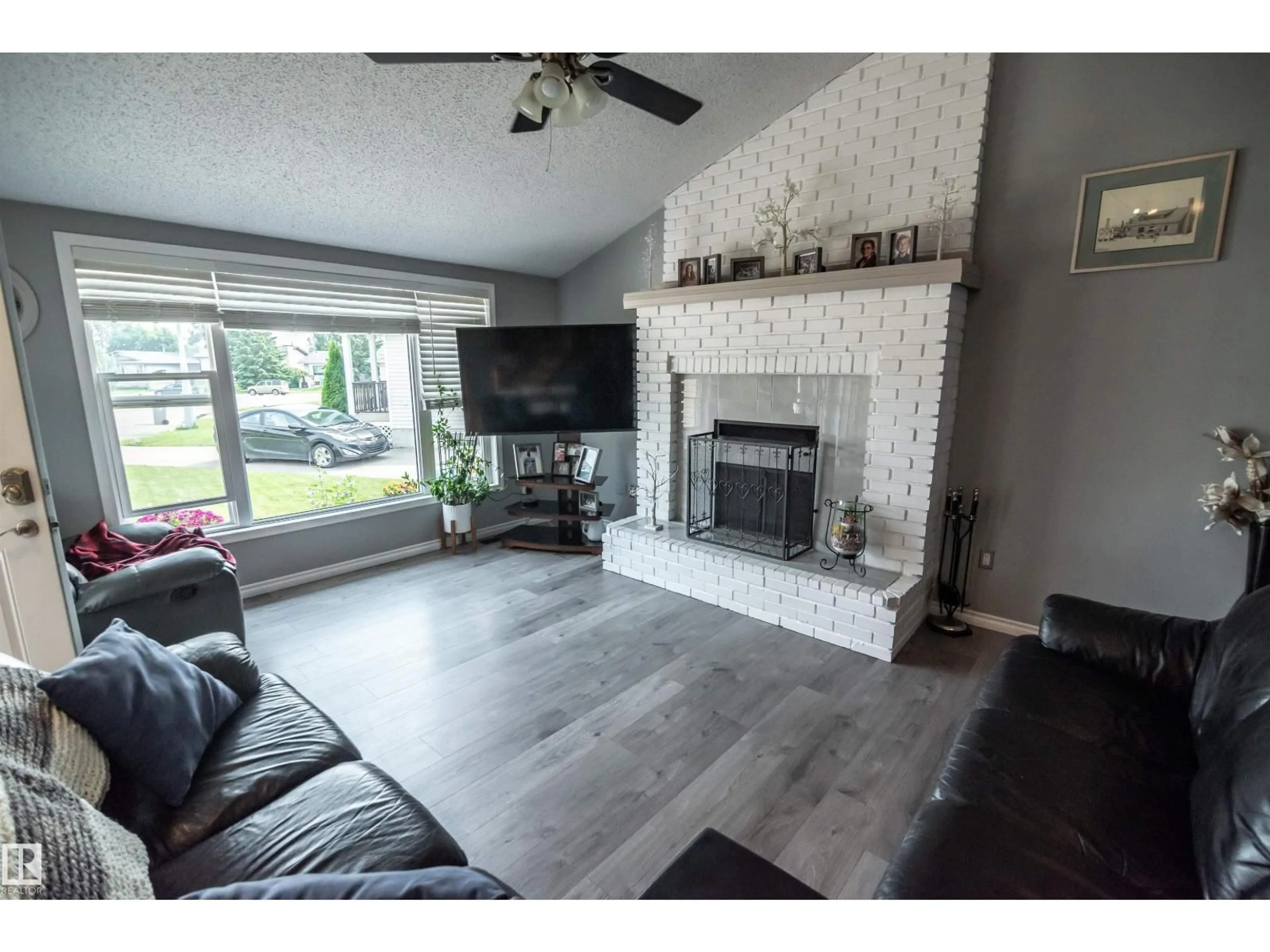 Living room with furniture, unknown for 24 GLENWOOD CR, Stony Plain Alberta T7Z1A3