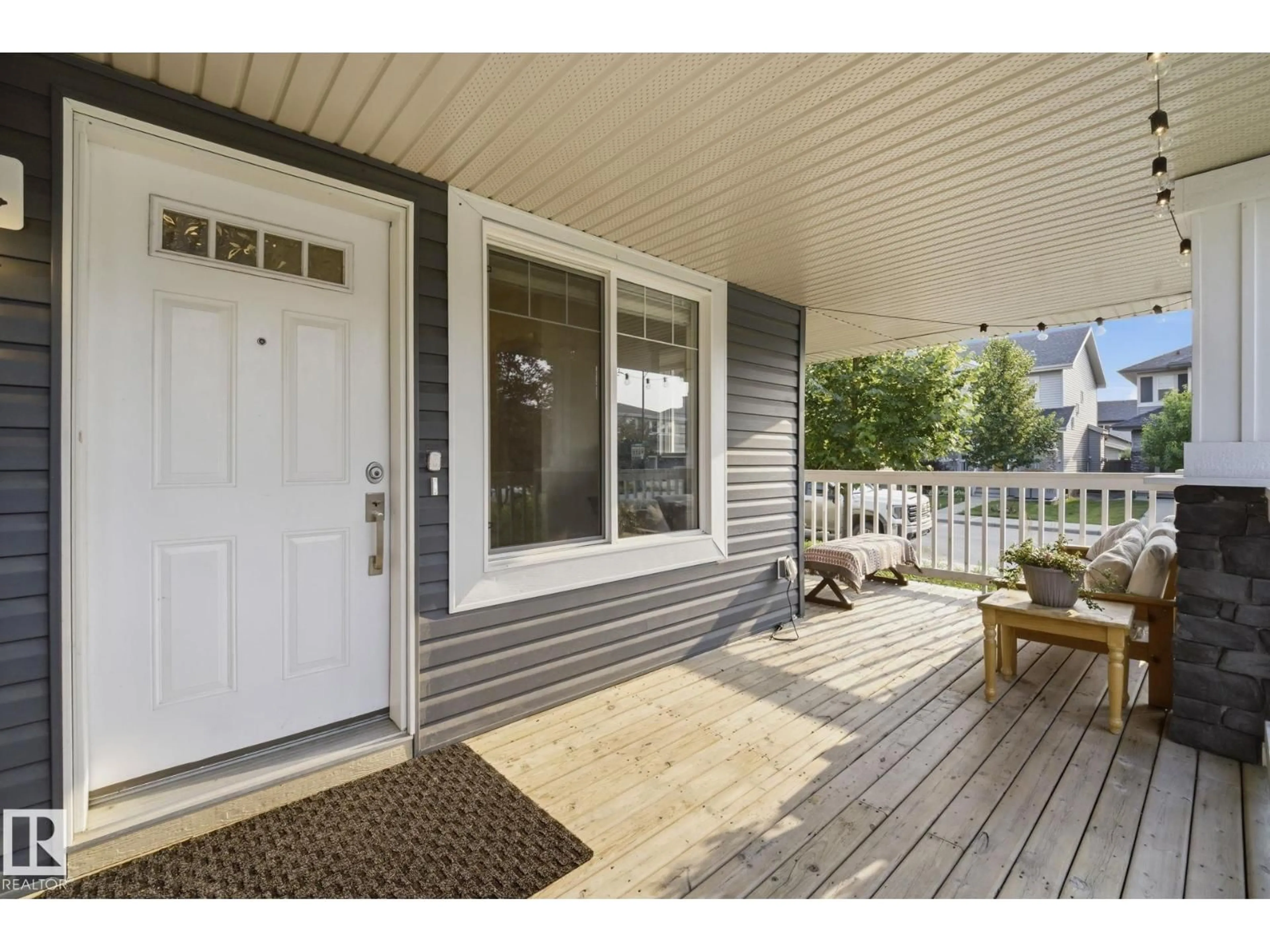 Indoor entryway for 17621 10 AV SW, Edmonton Alberta T6W1Z9