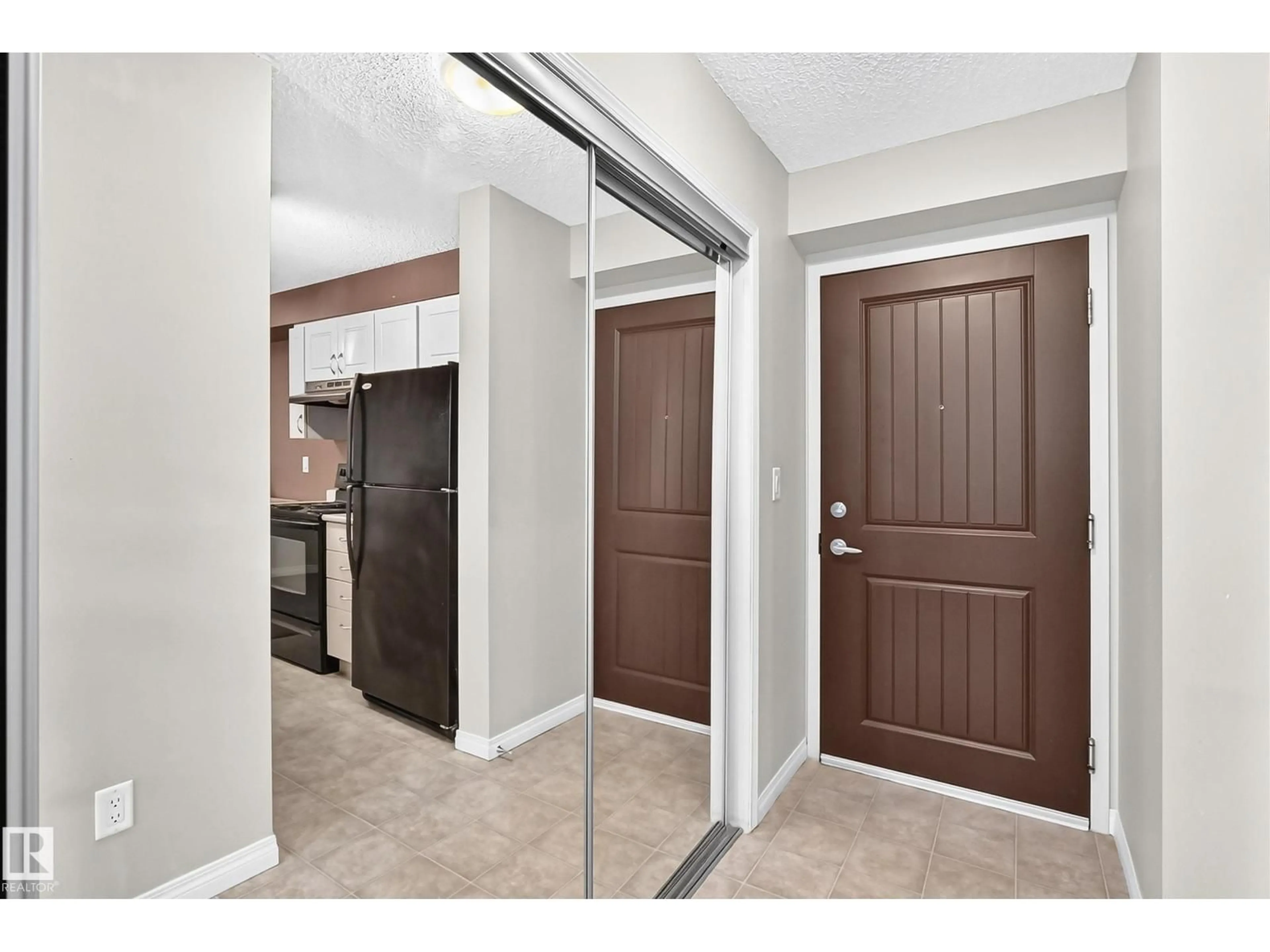 Indoor entryway for 218 13907 136 ST NW, Edmonton Alberta T6V1Y5
