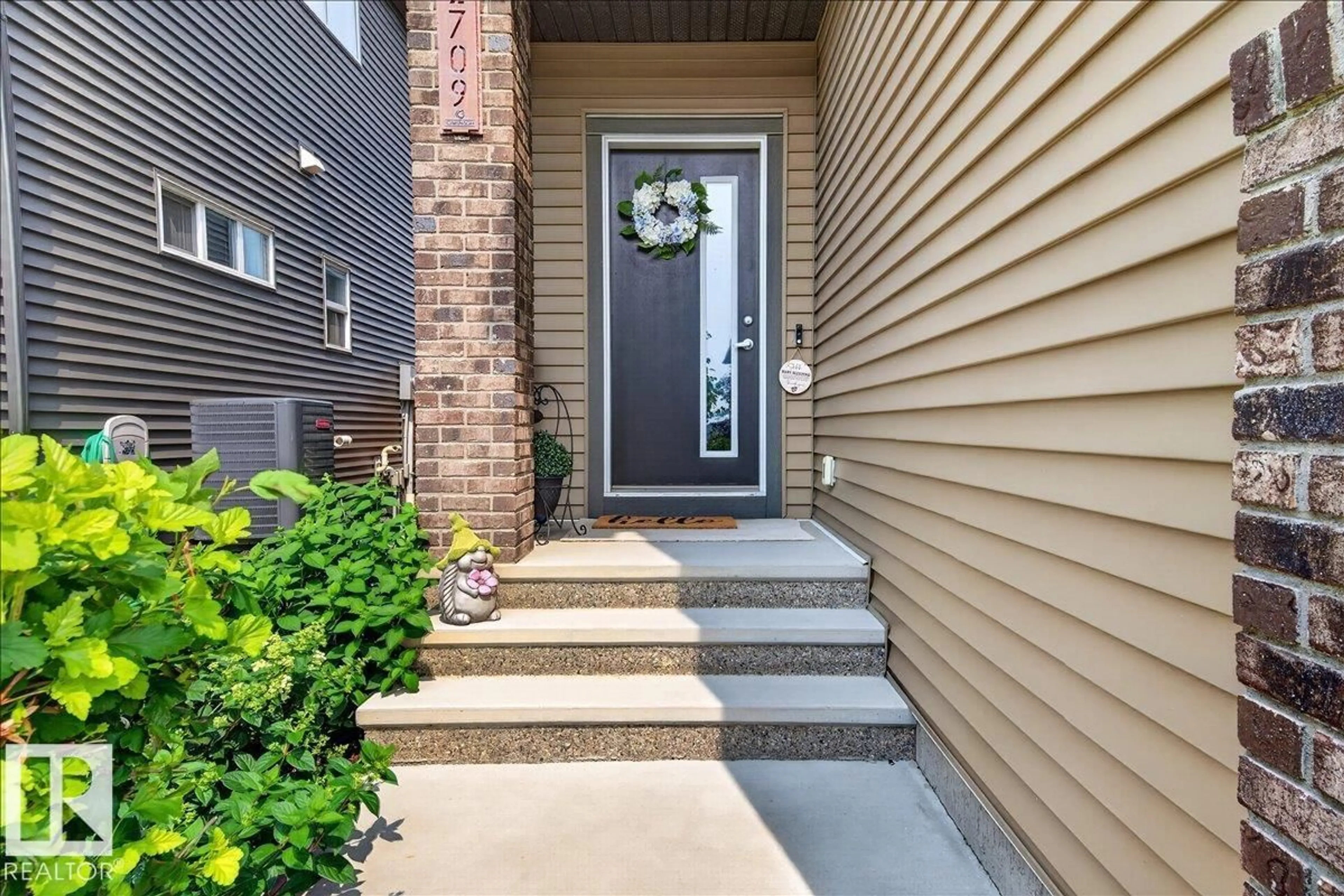 Indoor entryway for 2709 COLLINS CRESCENT SW, Edmonton Alberta T6W3X4