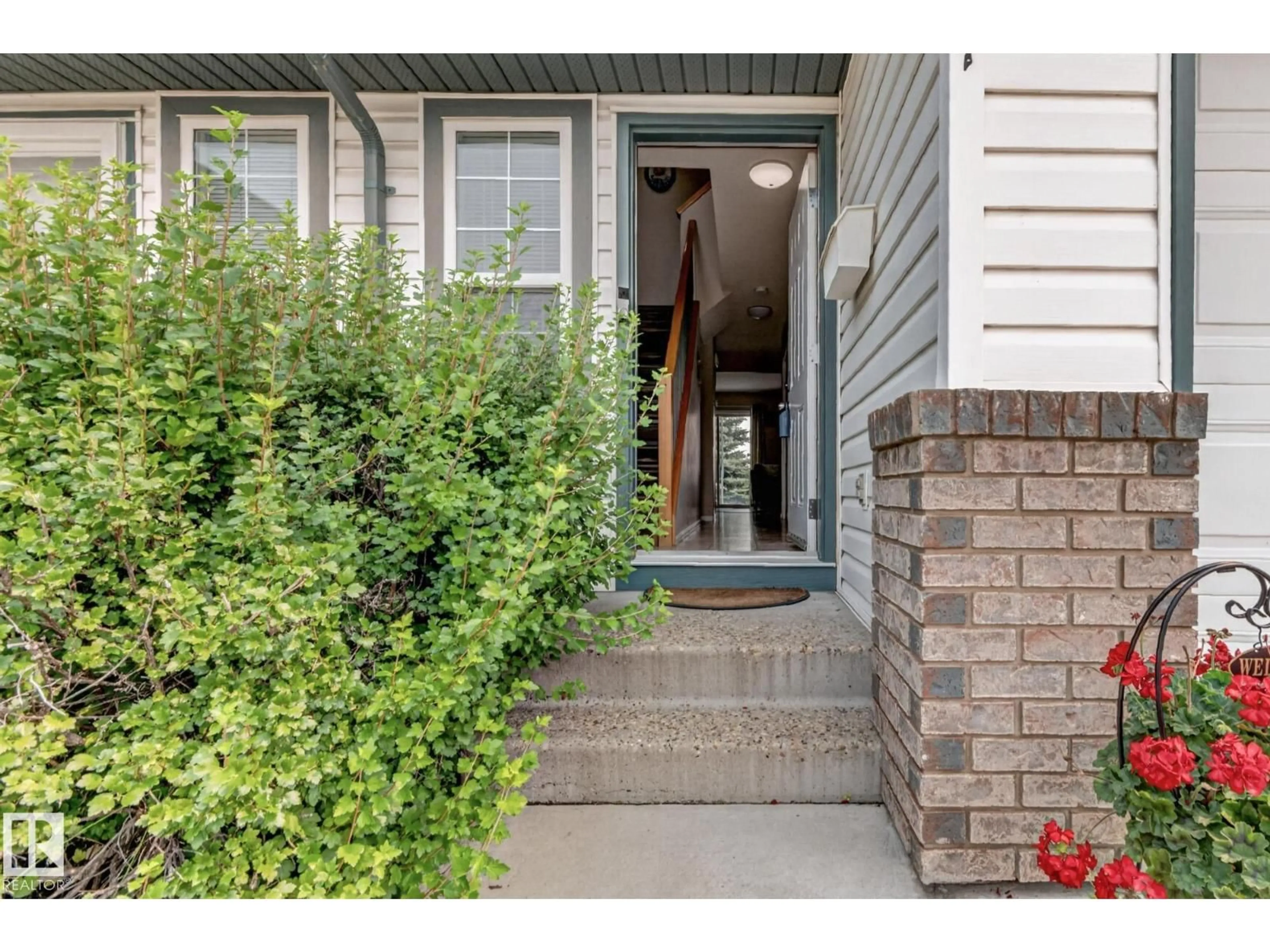 Indoor entryway for #47 - 16823 84 ST, Edmonton Alberta T5Z3S4