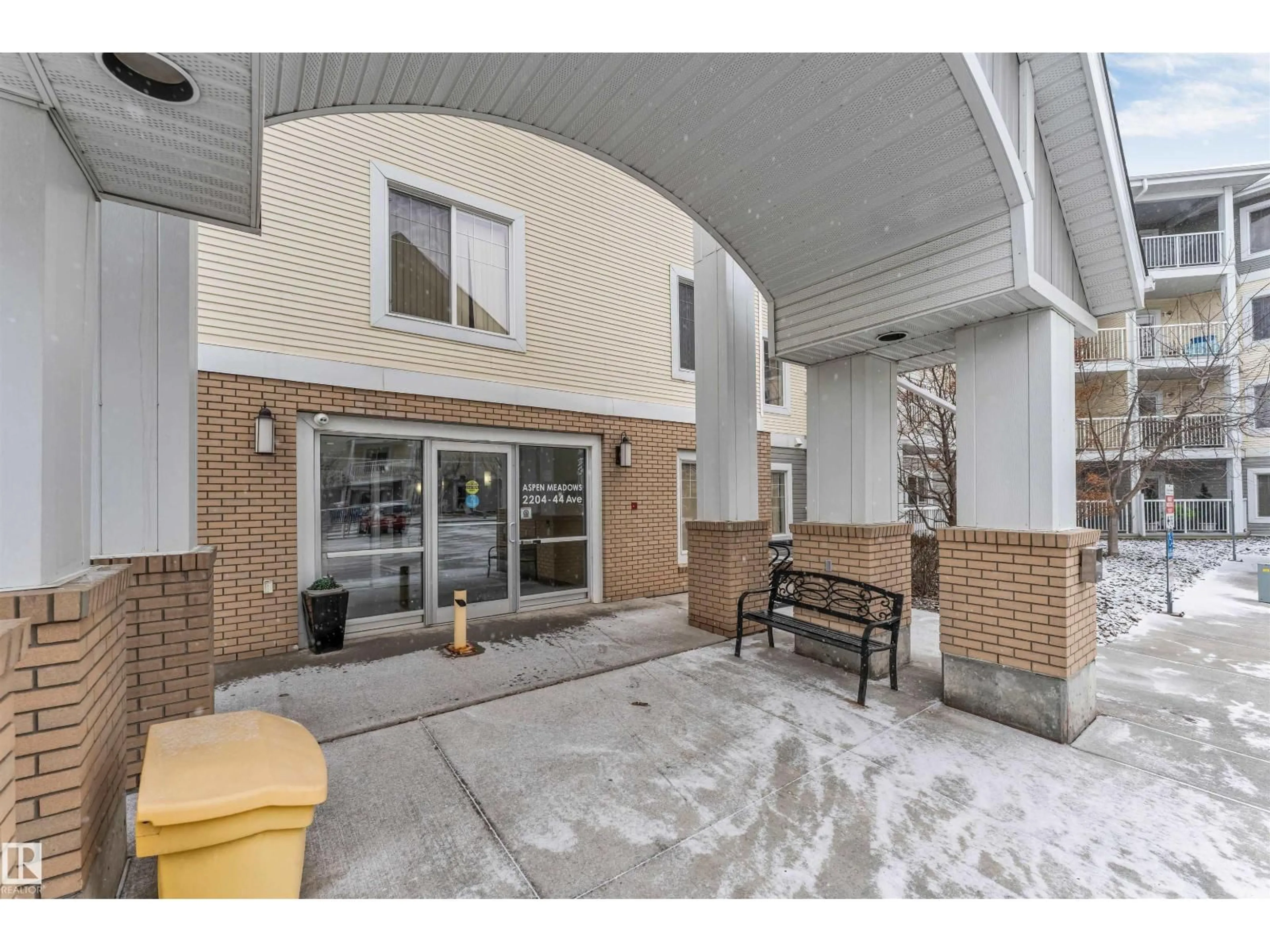 Indoor foyer for #409 - 2204 44 AV NW, Edmonton Alberta T6T0G5