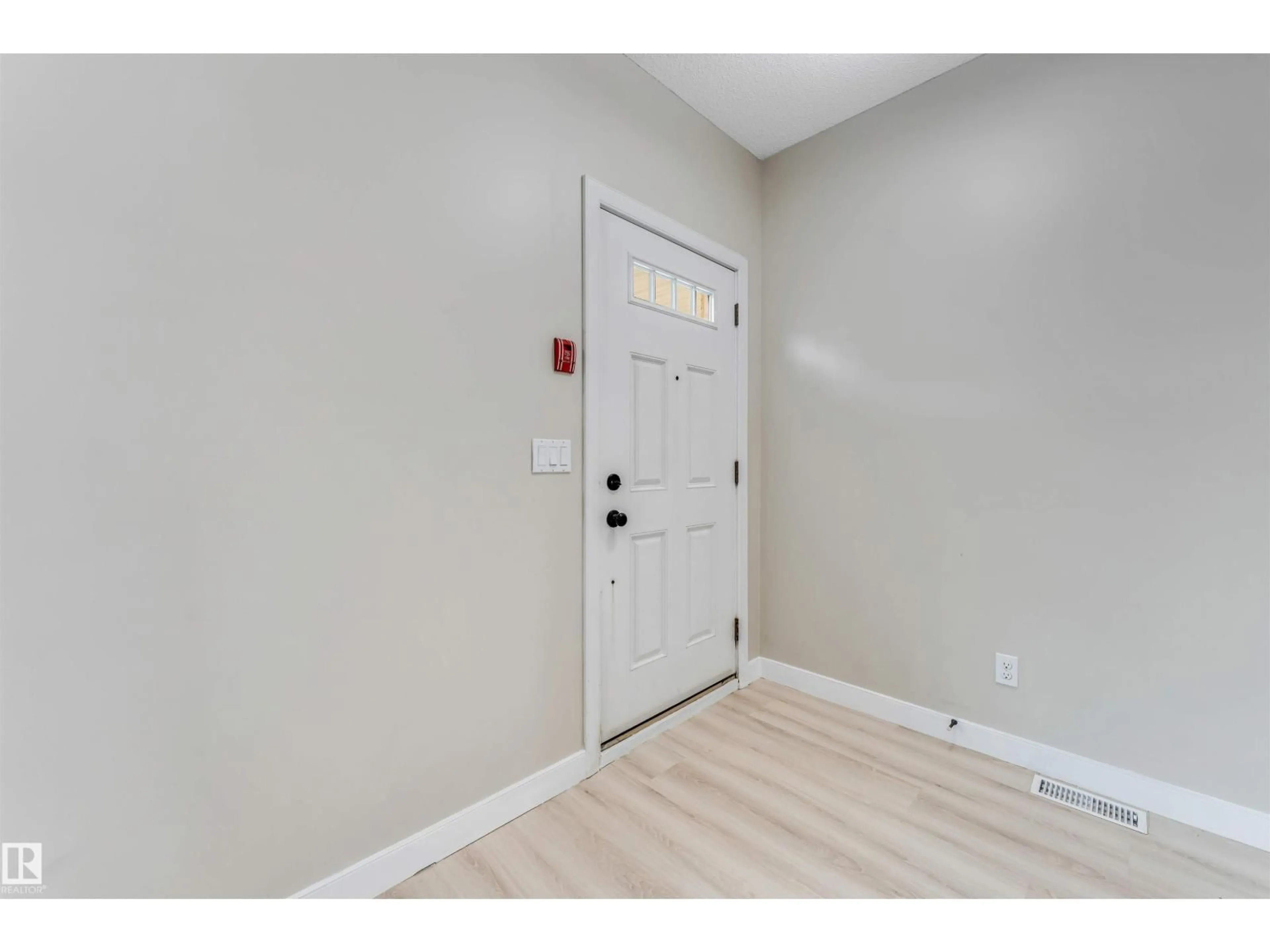 Indoor entryway for 27 13825 155 AV NW, Edmonton Alberta T6V0B8