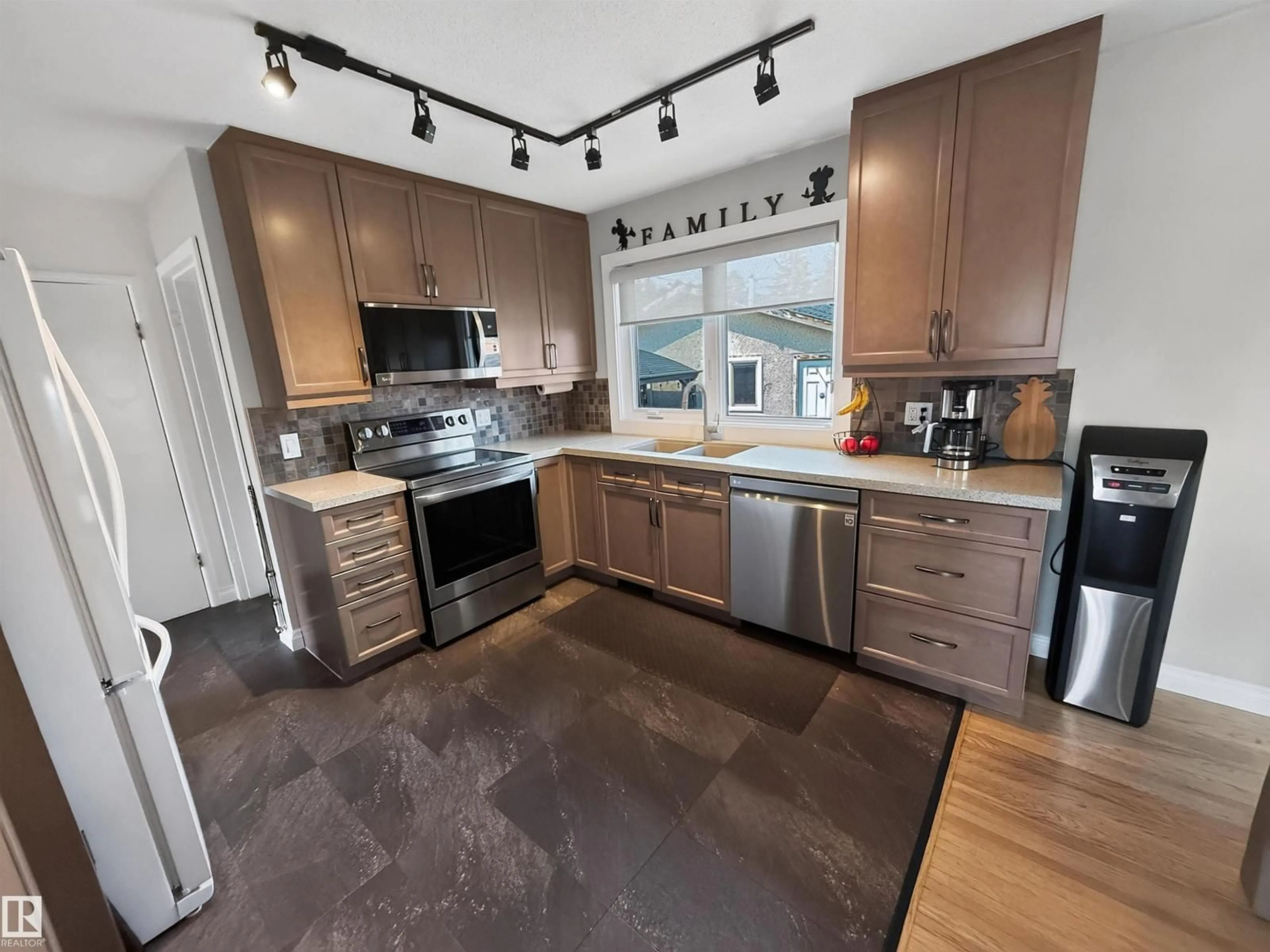 Open concept kitchen, unknown for 16046 95 AV, Edmonton Alberta T5P0A7