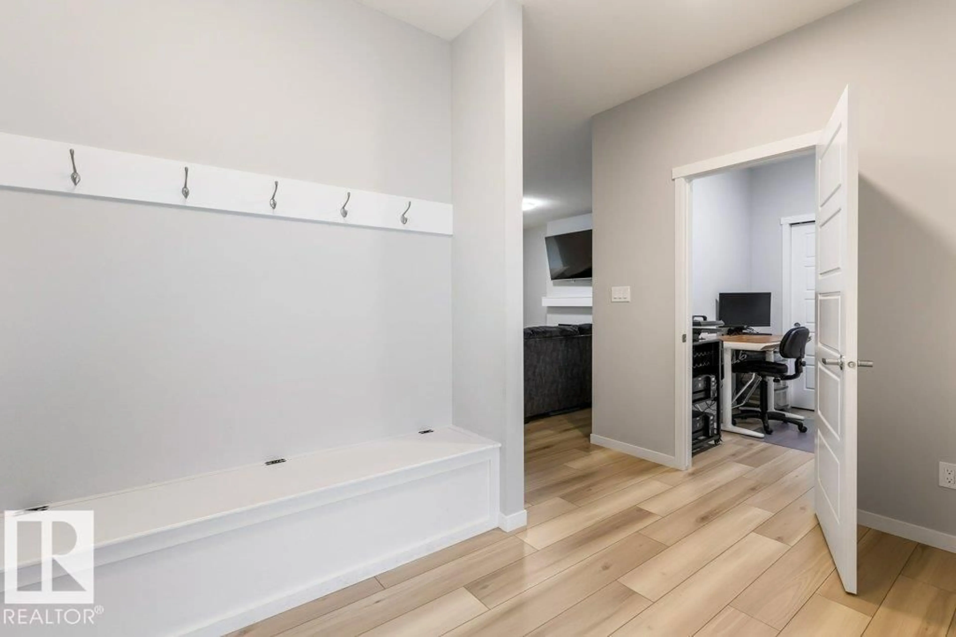 Indoor entryway for 7113 177A AV, Edmonton Alberta T5Z0T4