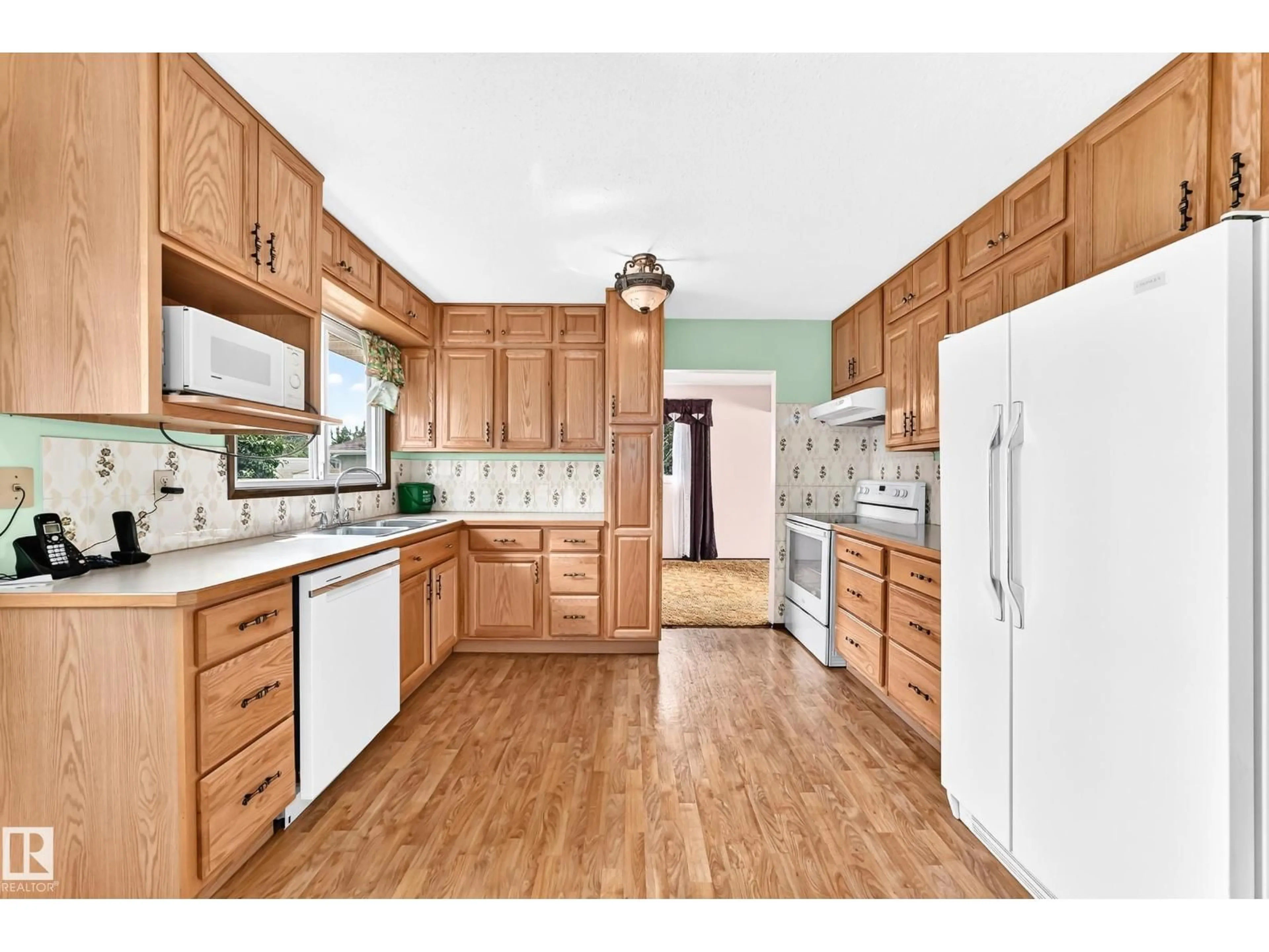 Standard kitchen, unknown for NW - 17951 80 AV, Edmonton Alberta T5T0S6
