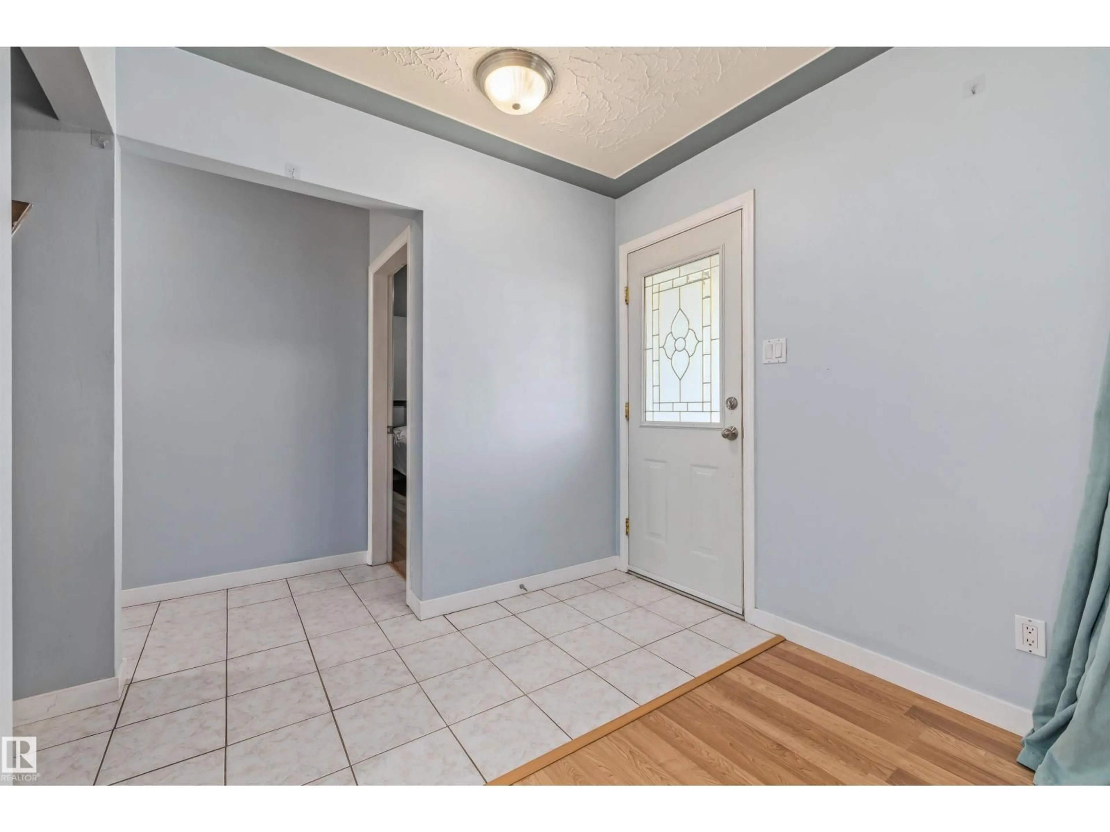 Indoor entryway for 13320 123 ST, Edmonton Alberta T5L0J9