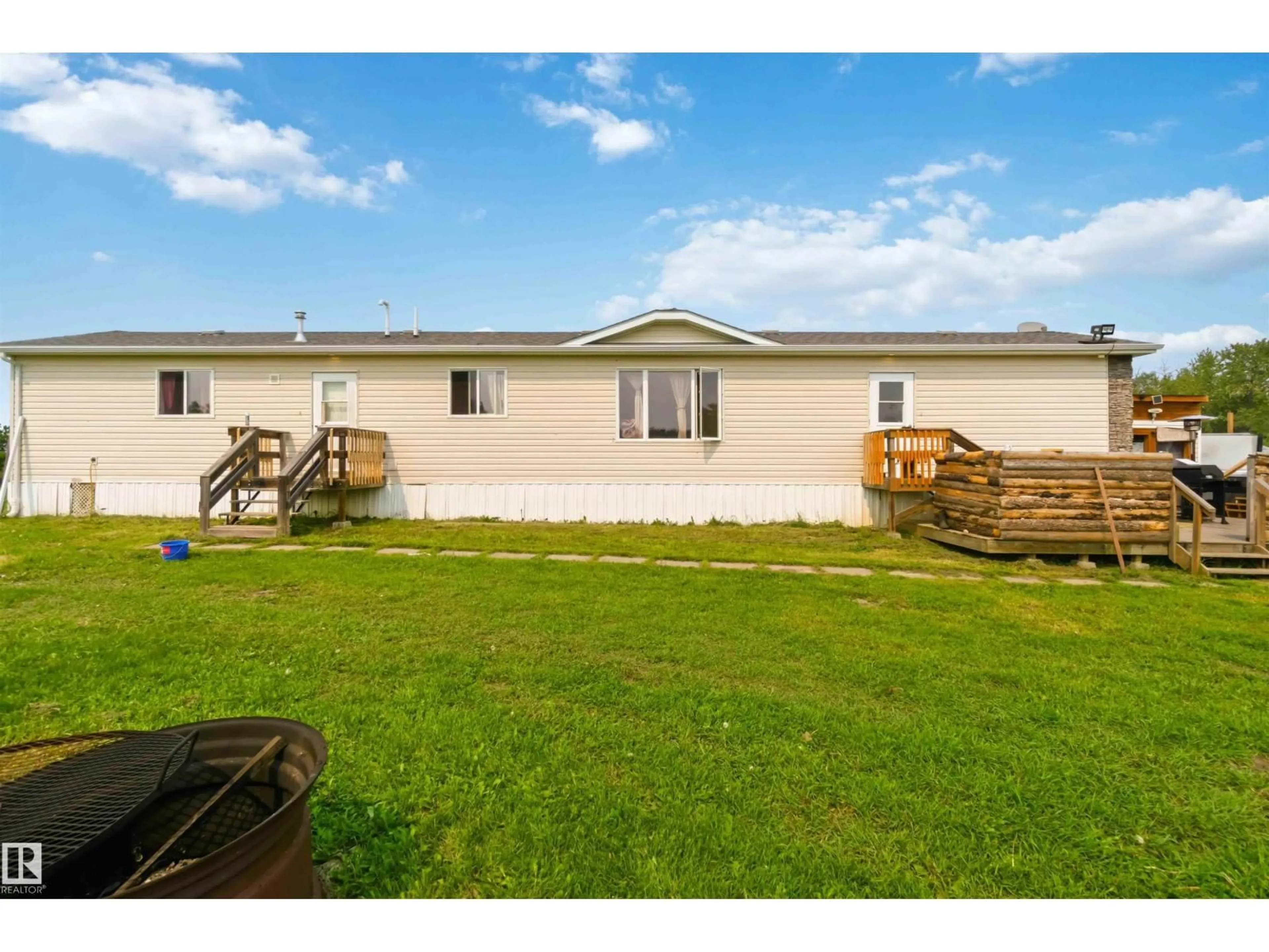 A pic from outside/outdoor area/front of a property/back of a property/a pic from drone, unknown for 273 - 58502 RNG RD 2, Rural Westlock County Alberta T0G1W0