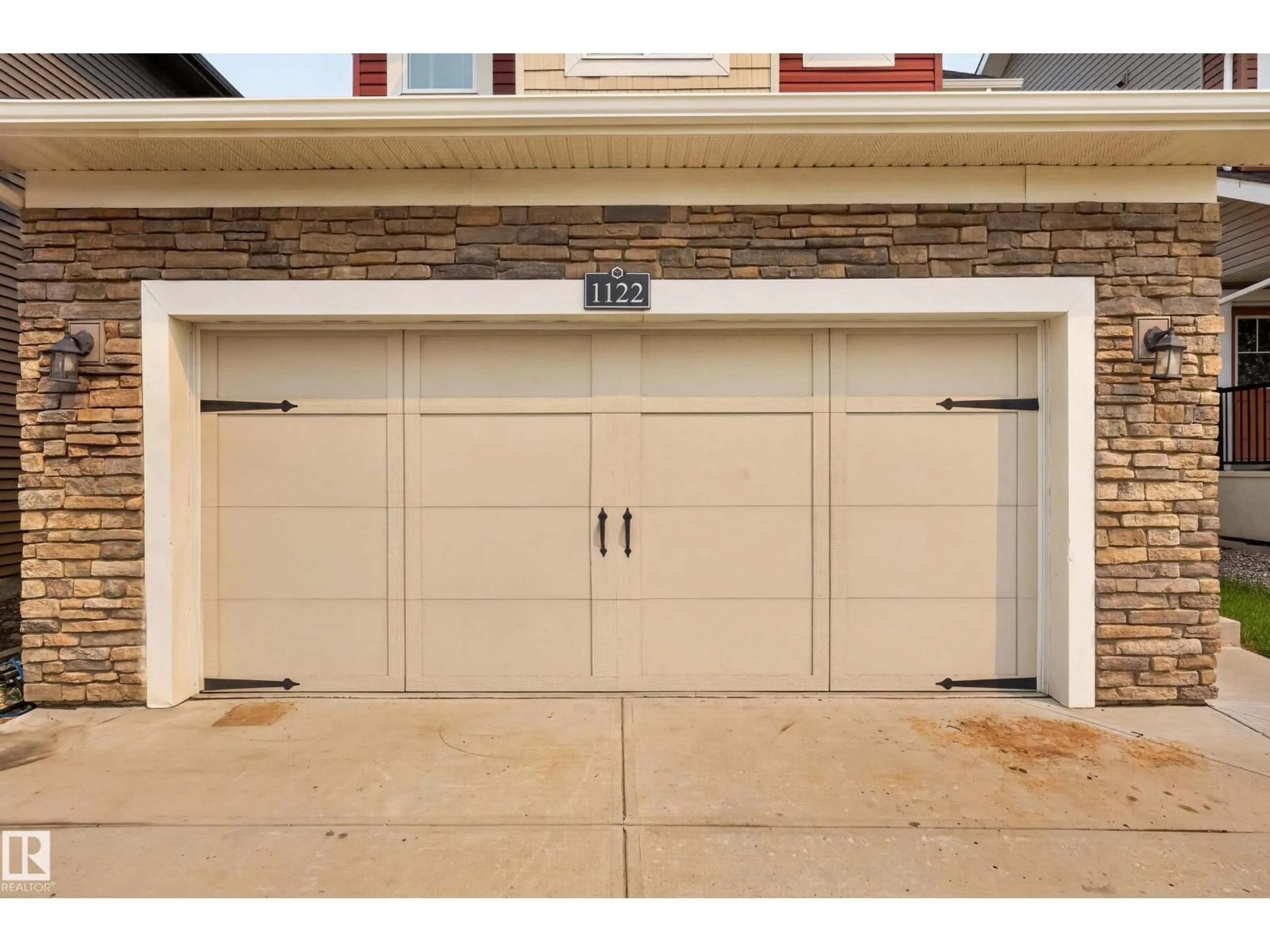 Indoor garage for 1122 ALLENDALE CR, Sherwood Park Alberta T8H0X6