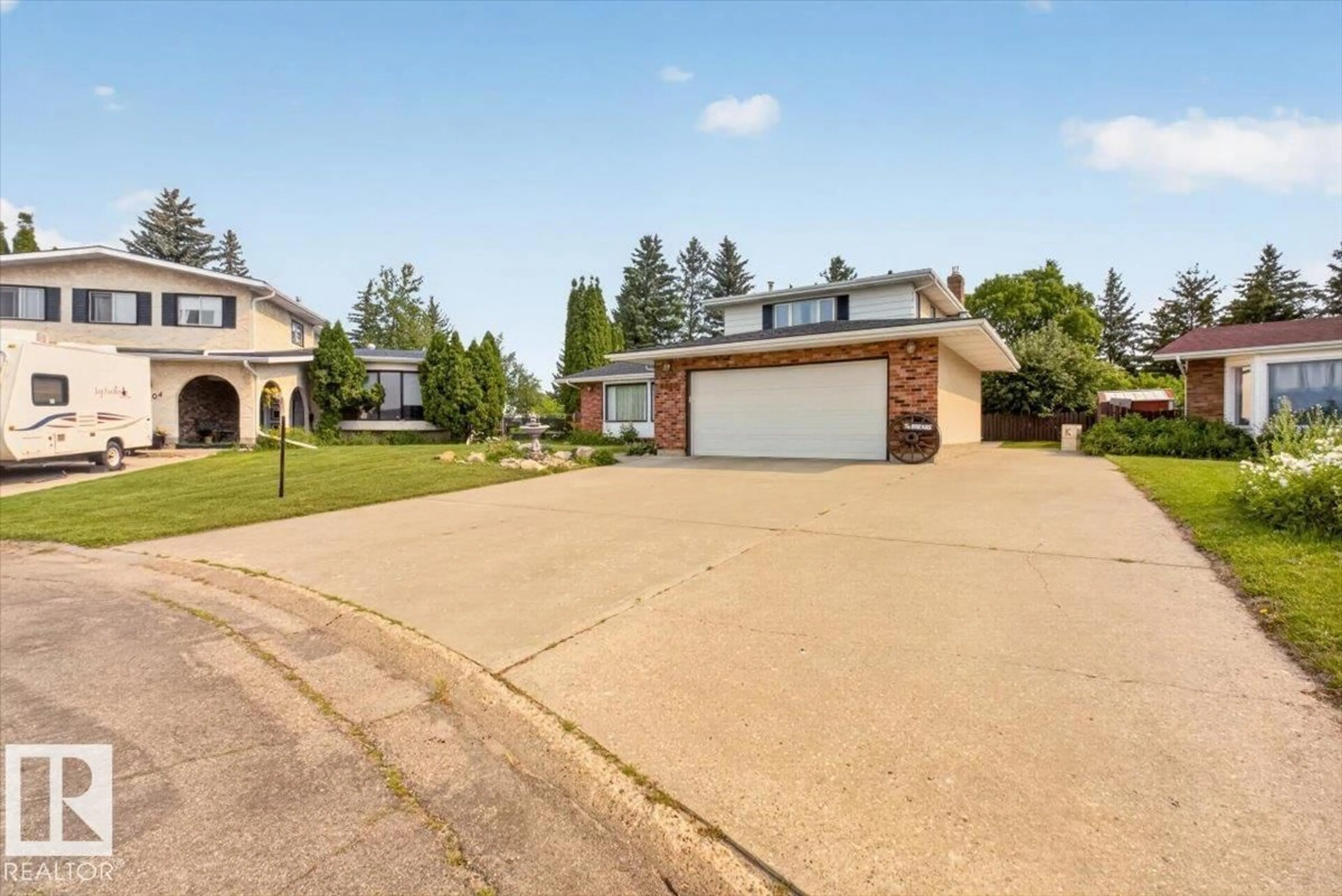 A pic from outside/outdoor area/front of a property/back of a property/a pic from drone, street for 4027 74 ST, Edmonton Alberta T6K0W7