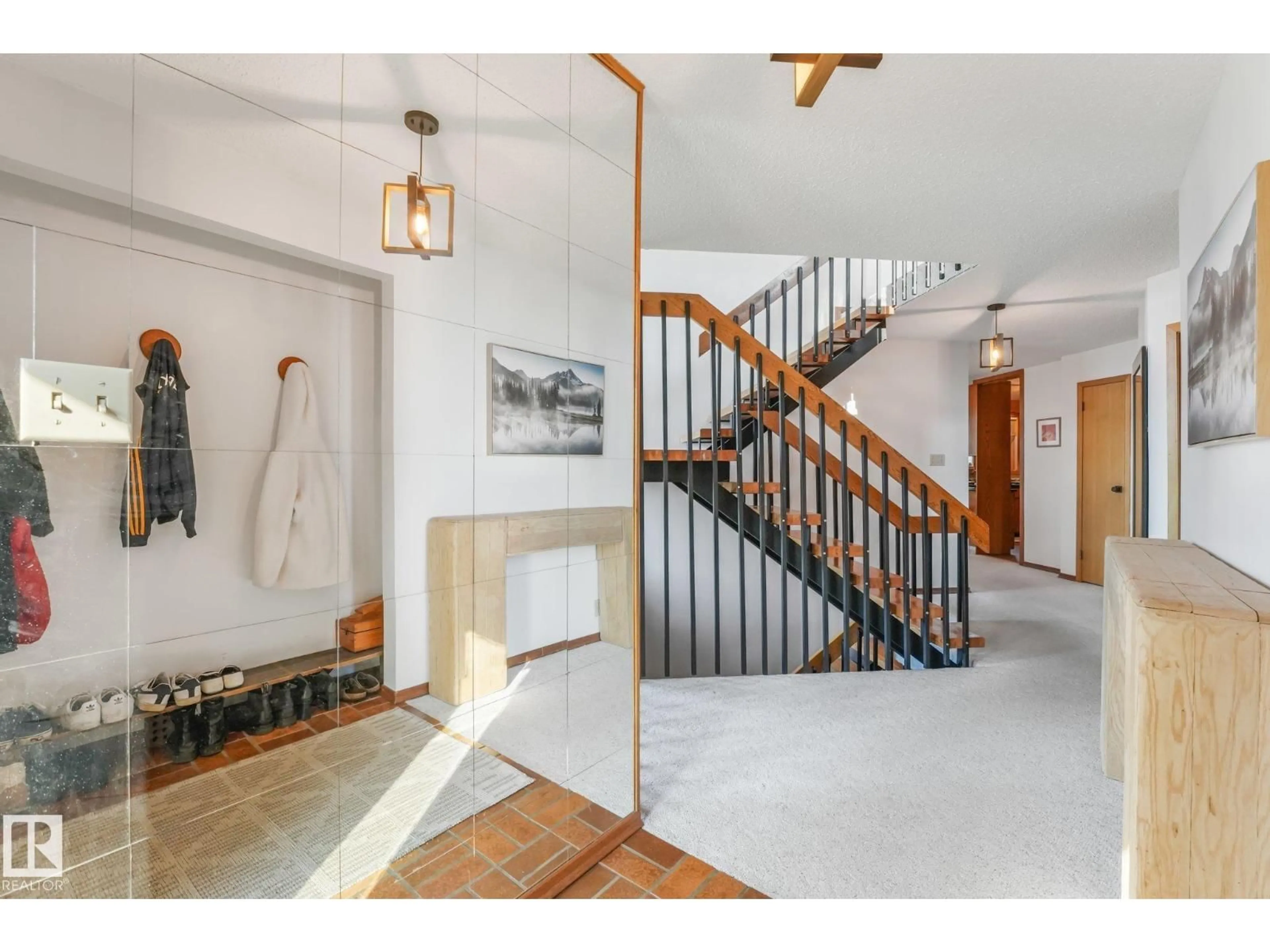 Indoor foyer for 5504 150 AV NW, Edmonton Alberta T5A2L2