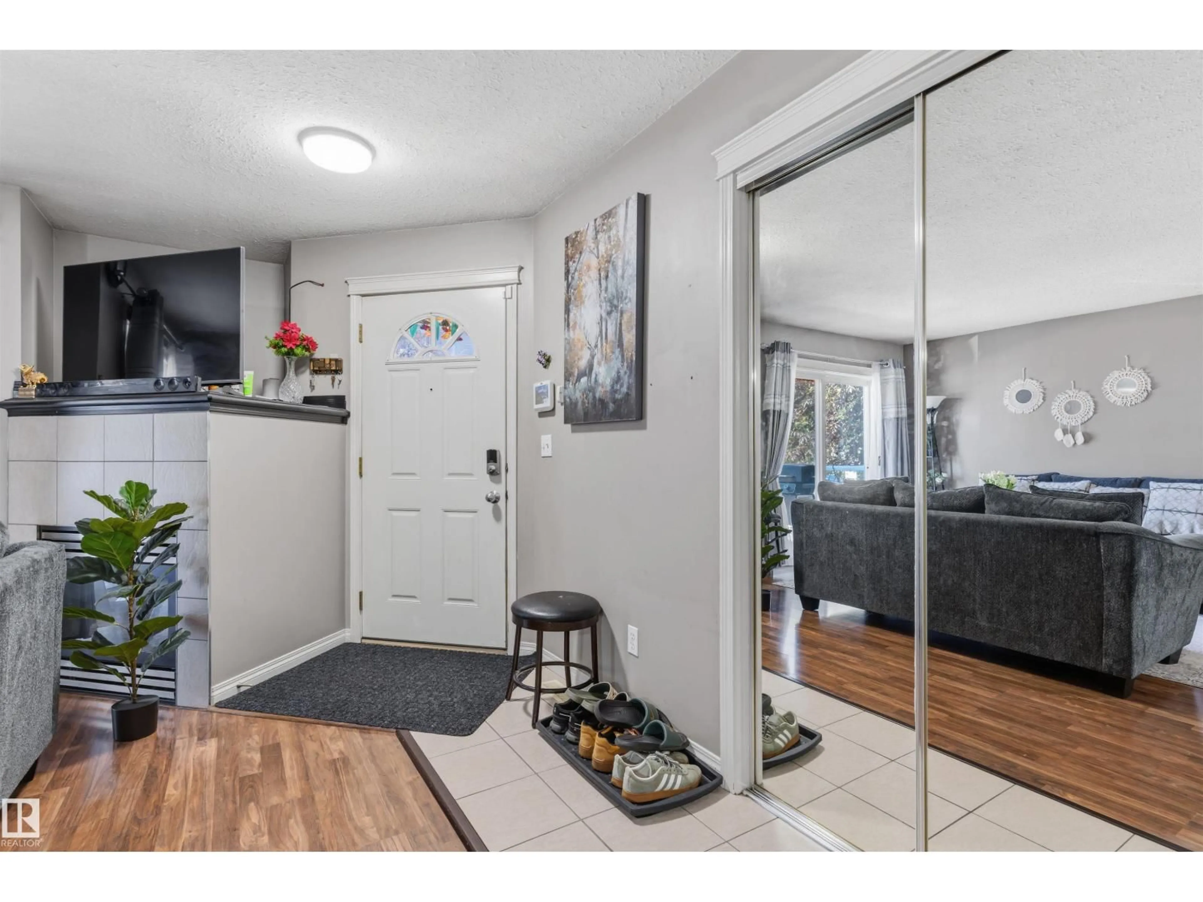 Indoor entryway for #11 - 2505 42 ST, Edmonton Alberta T6L7G8