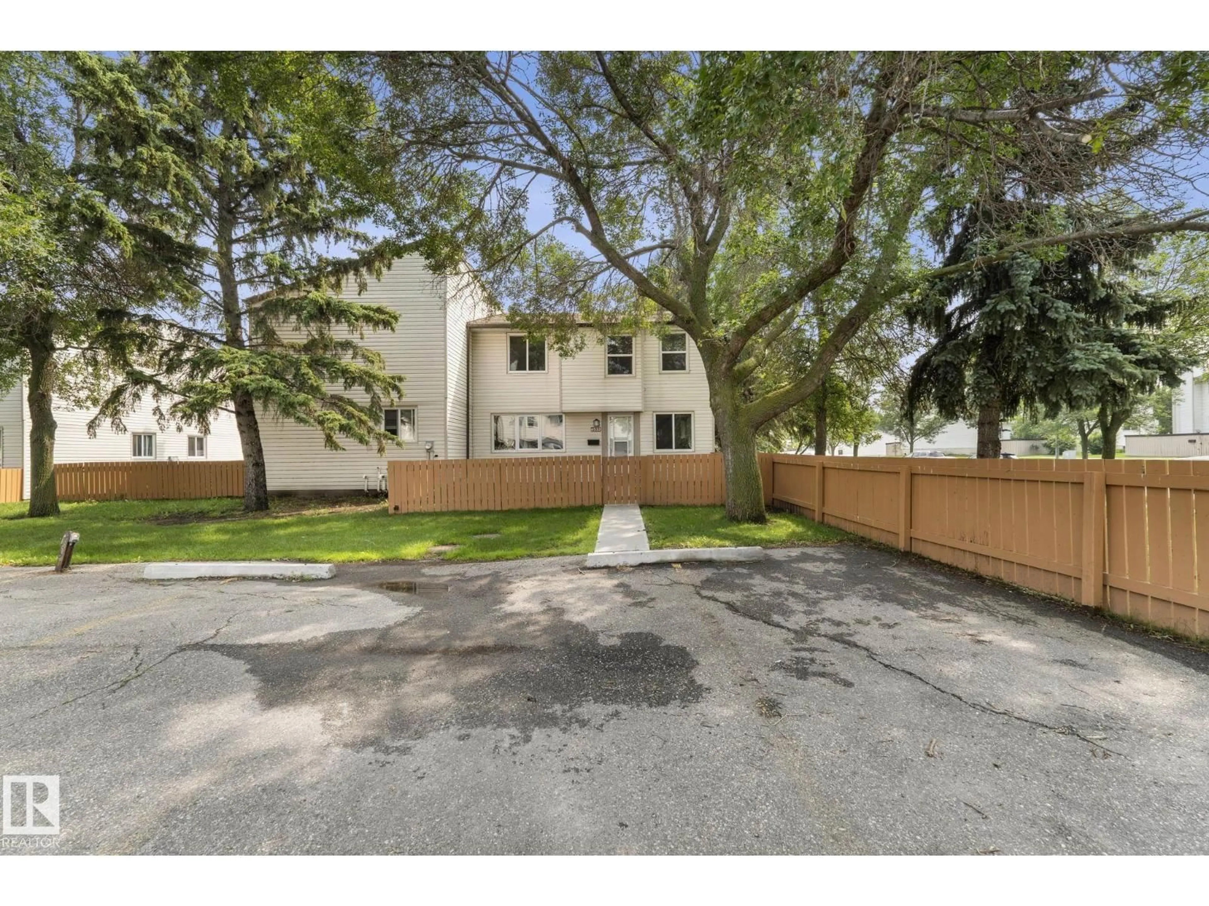 A pic from outside/outdoor area/front of a property/back of a property/a pic from drone, street for 6533 180 ST, Edmonton Alberta T5T2A3