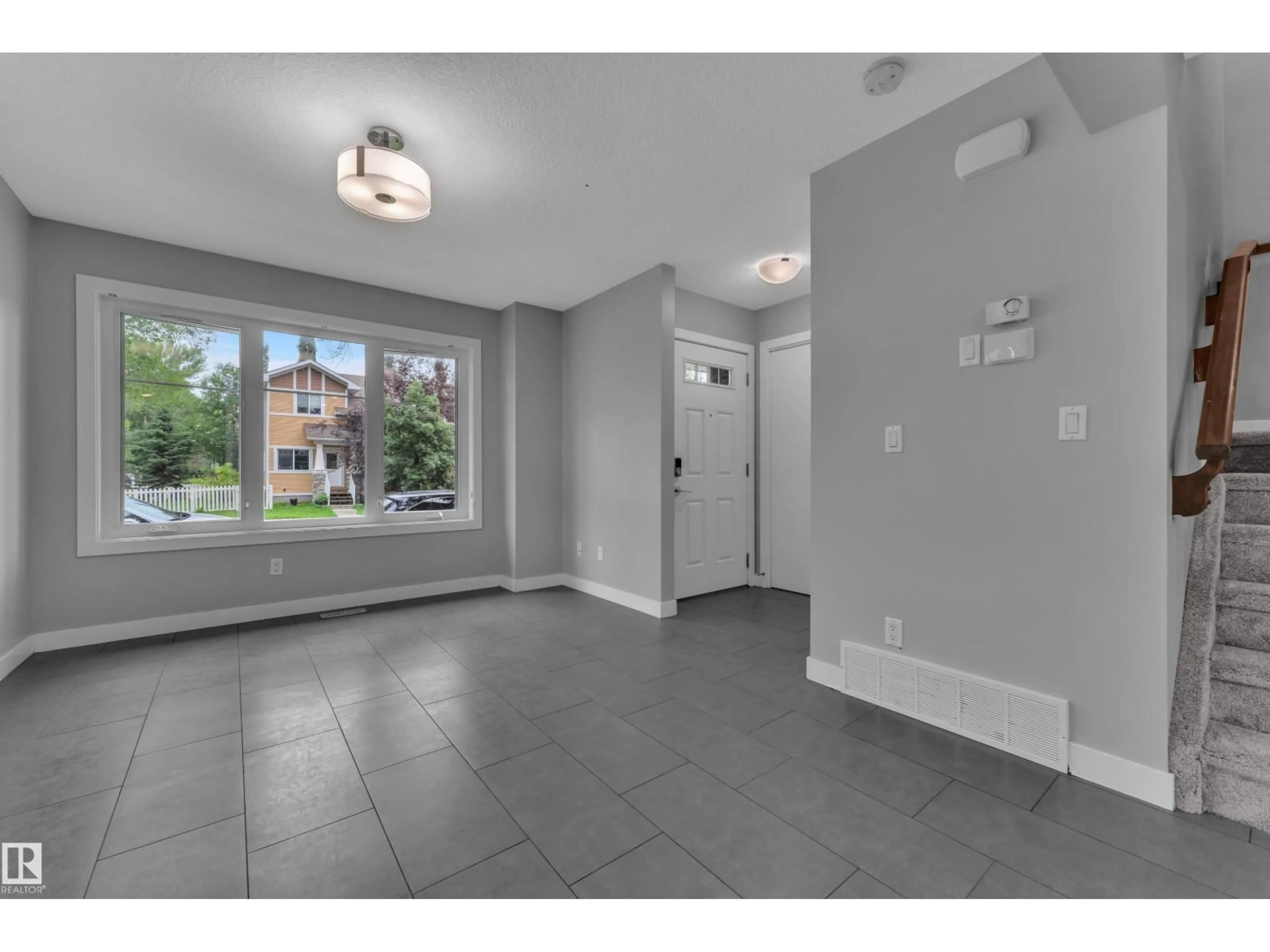 Indoor entryway for NW - 12221 117 AV, Edmonton Alberta T5M0G8