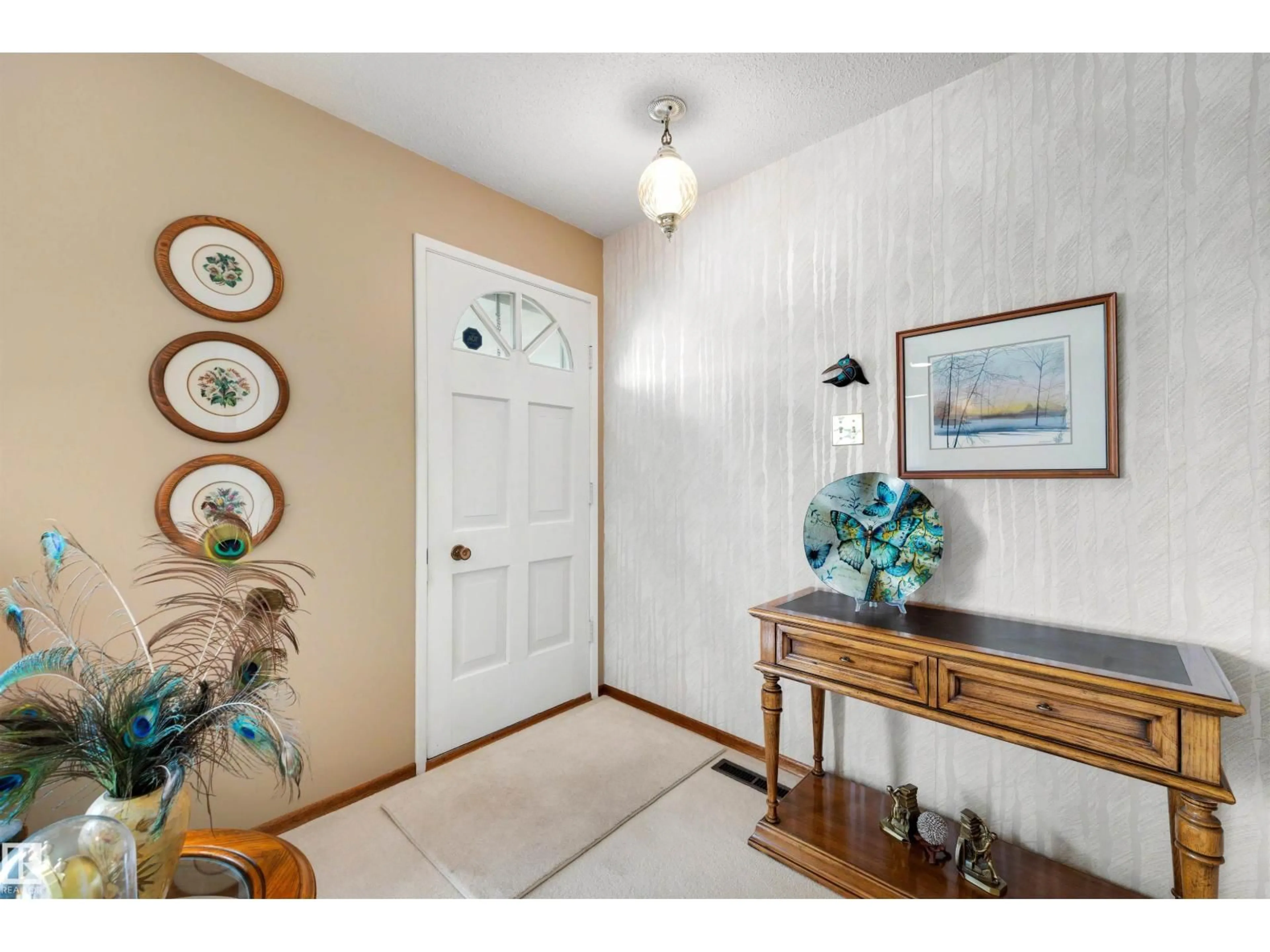 Indoor entryway for 4120 120 ST, Edmonton Alberta T6J1Y1