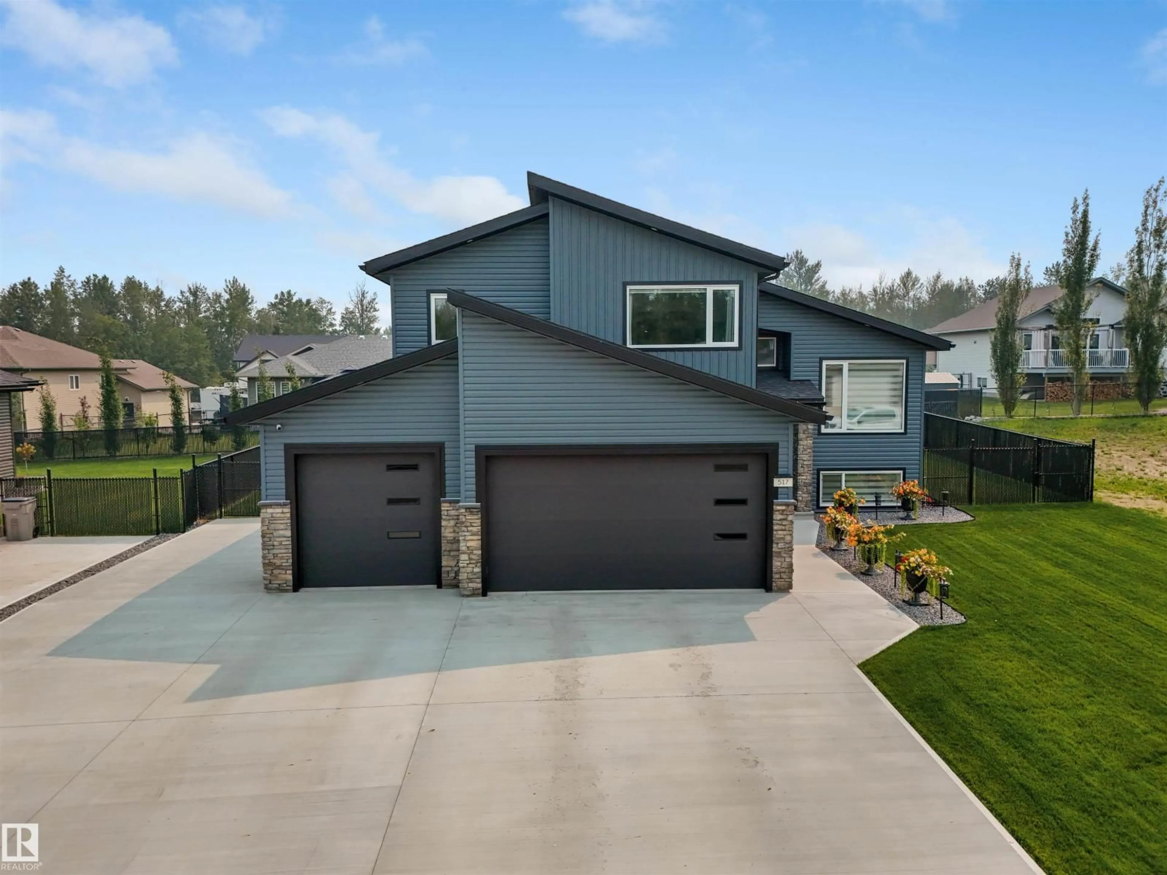 Home with vinyl exterior material, street for 517 - 49119 RGE ROAD 73, Rural Brazeau County Alberta T7A1B9