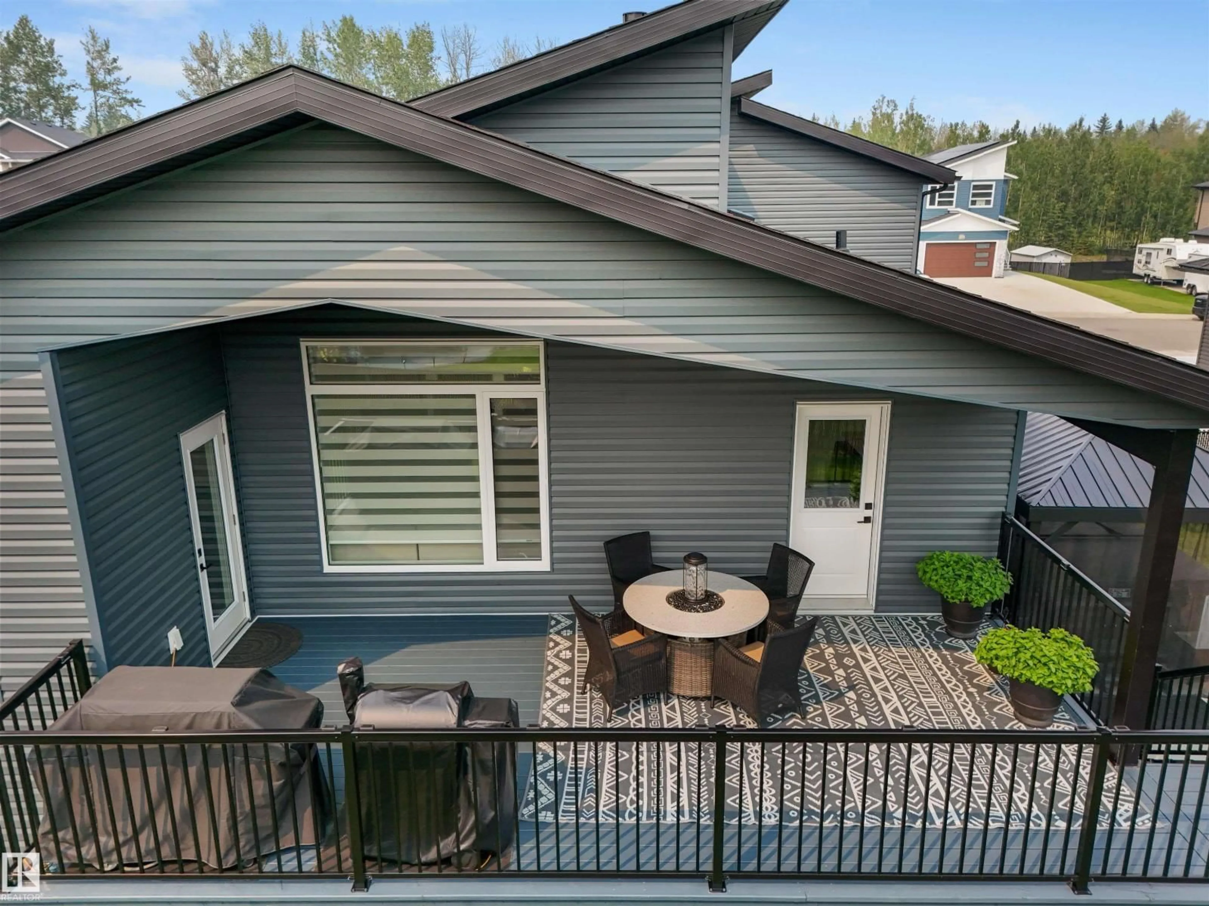 Home with vinyl exterior material, mountain view for 517 - 49119 RGE ROAD 73, Rural Brazeau County Alberta T7A1B9