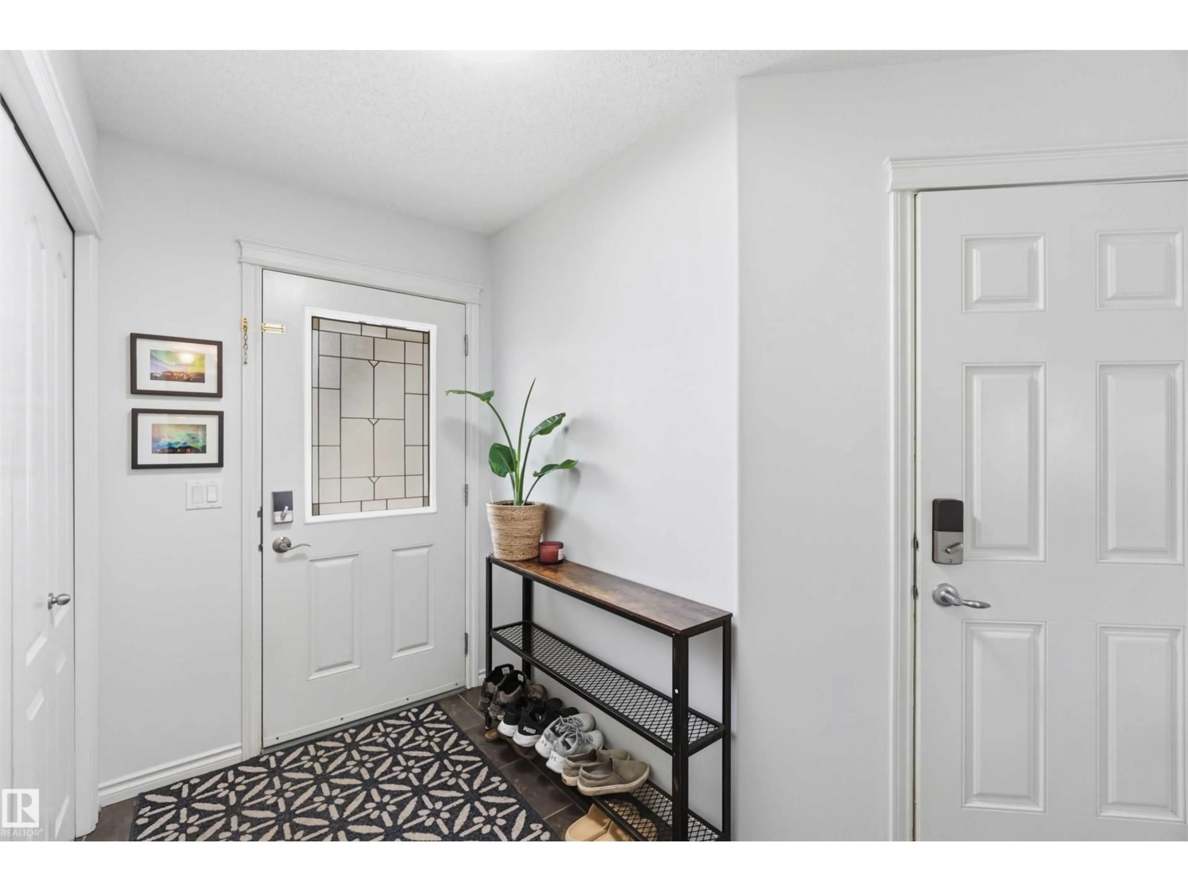 Indoor entryway for 7 CATALINA CO, Fort Saskatchewan Alberta T8L0E9
