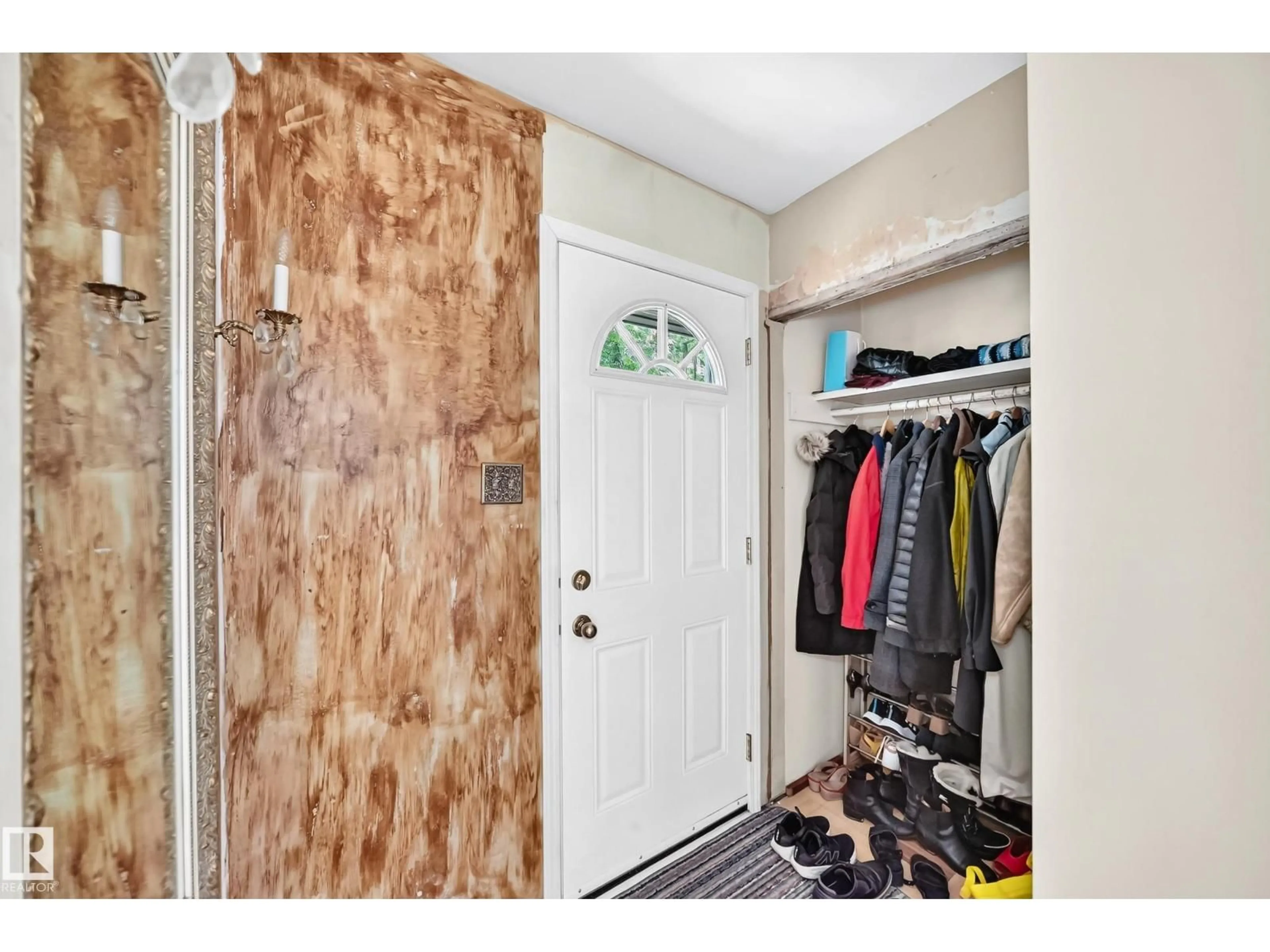 Indoor entryway for NW - 15703 84 AV, Edmonton Alberta T5R3Y2