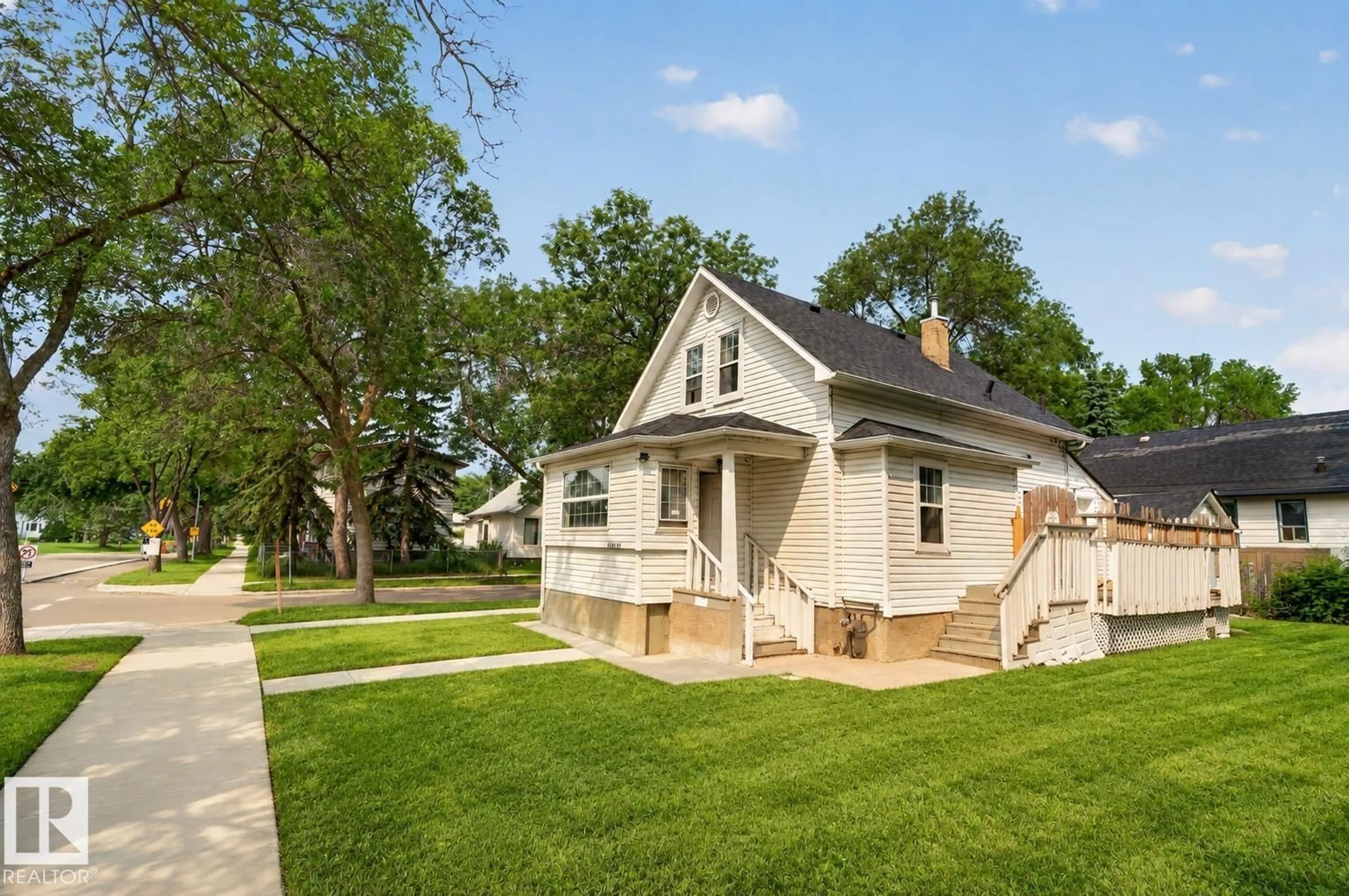 Home with vinyl exterior material, street for 9124 119 AV, Edmonton Alberta T8T0C7