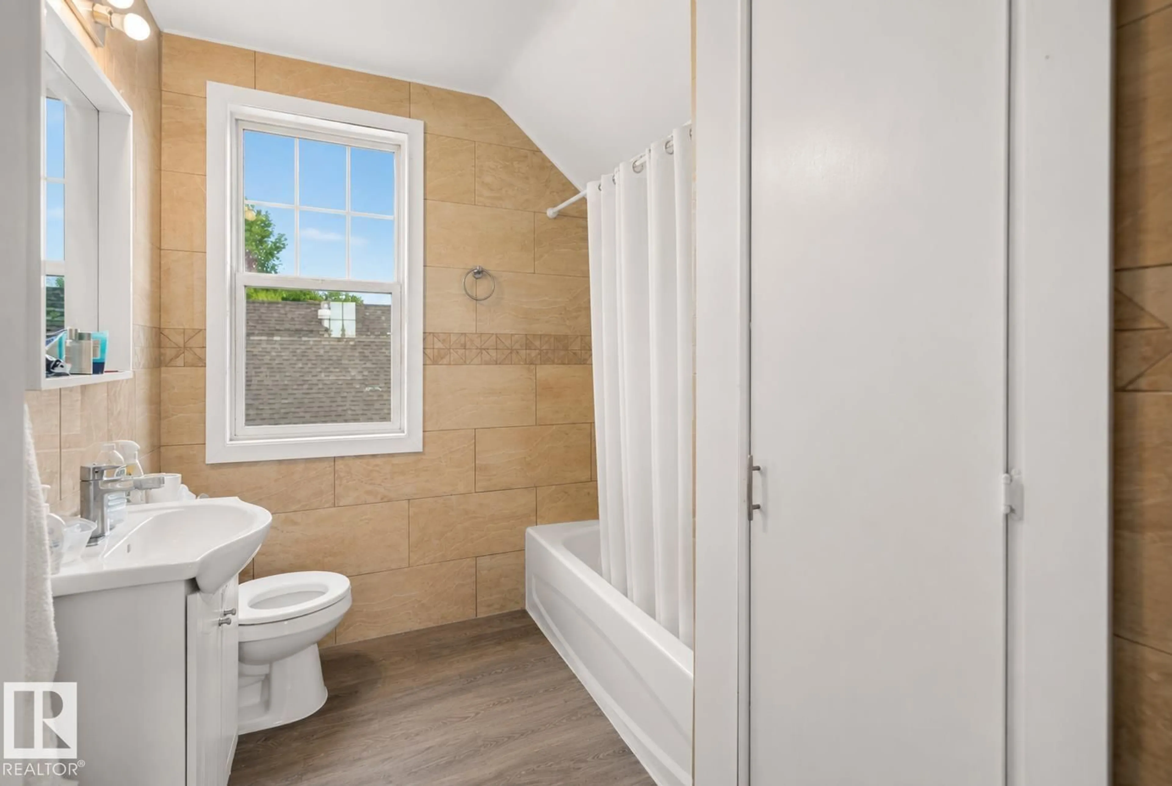 Standard bathroom, unknown for 9124 119 AV, Edmonton Alberta T8T0C7