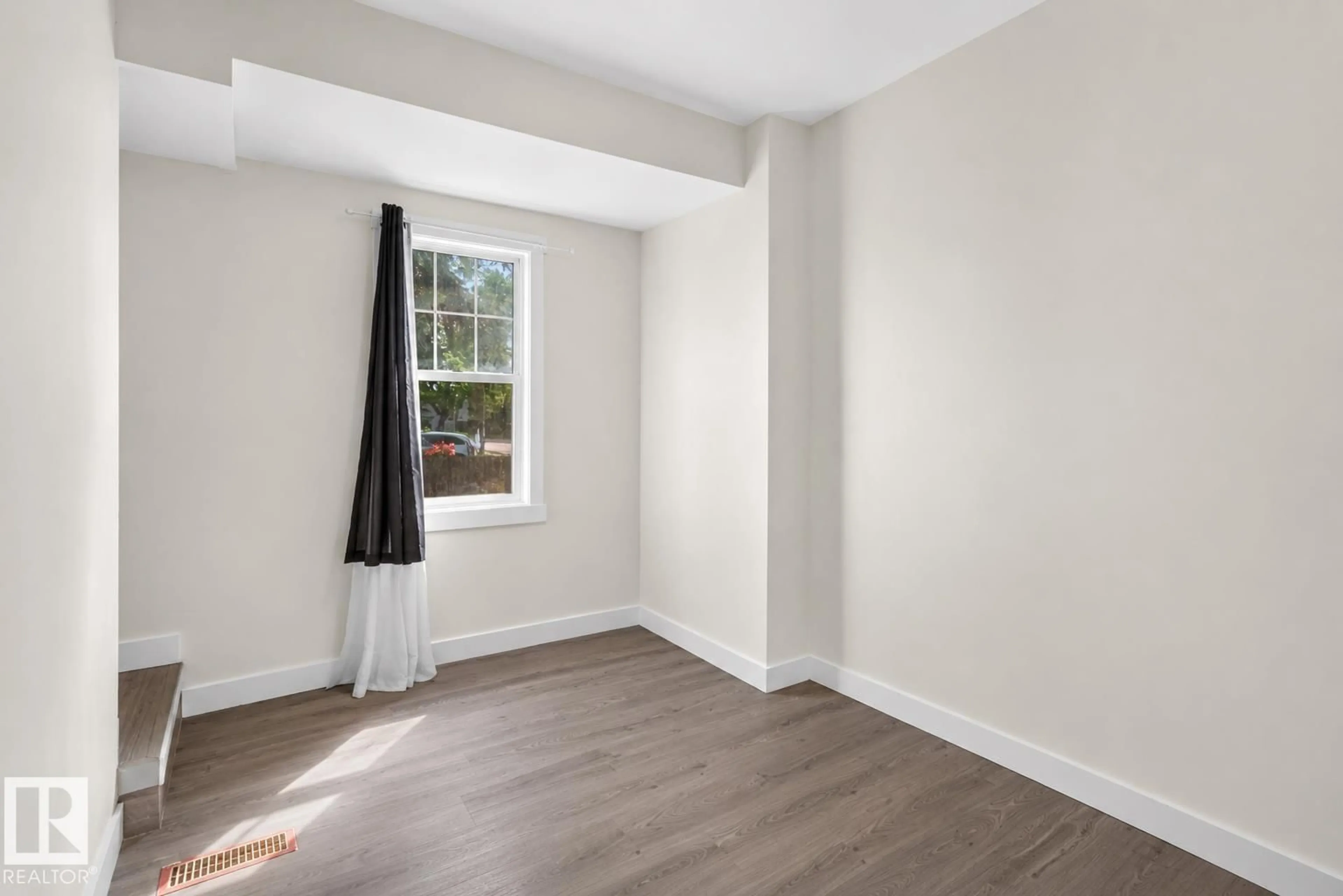 A pic of a room for 9124 119 AV, Edmonton Alberta T8T0C7