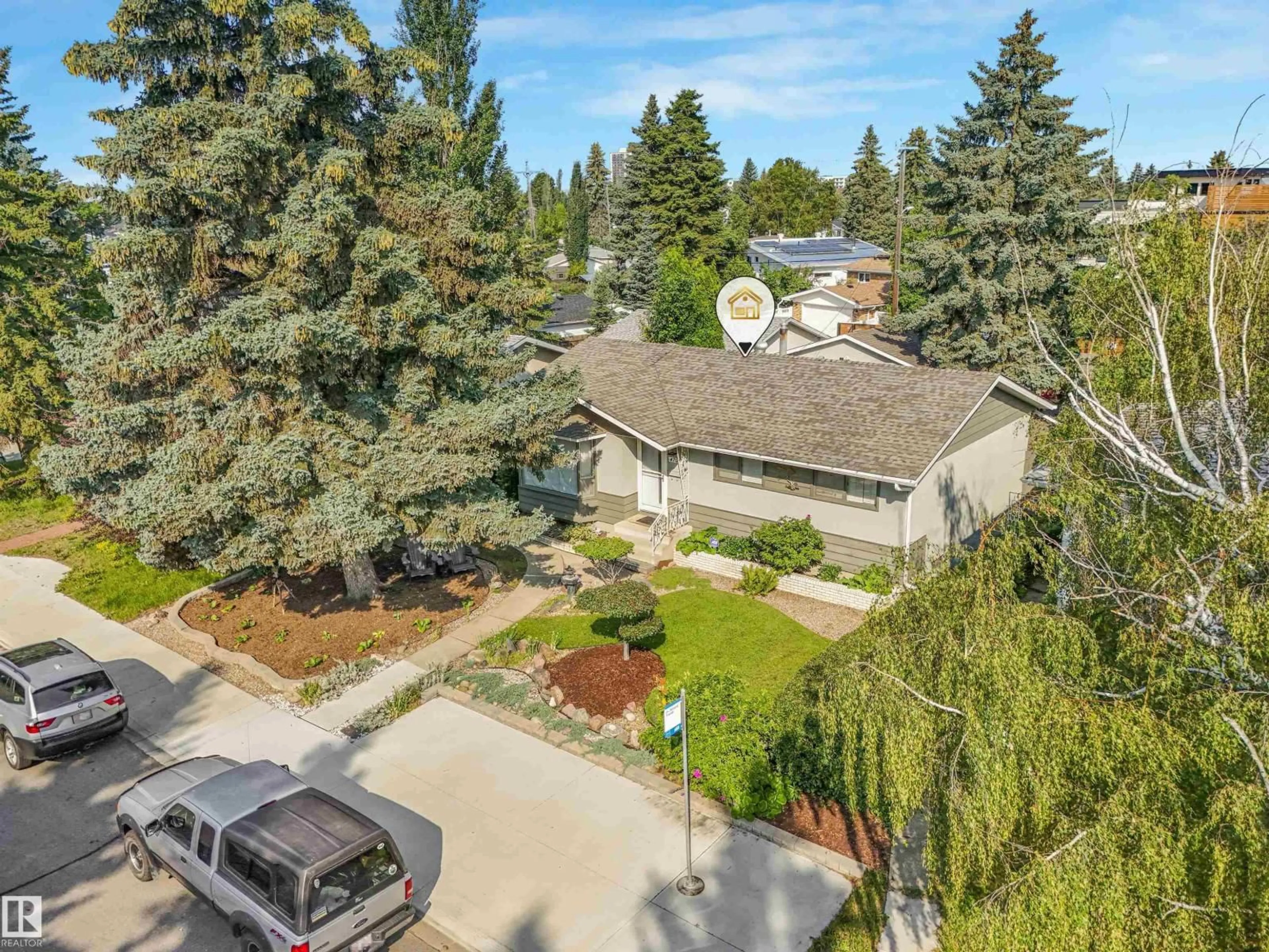 A pic from outside/outdoor area/front of a property/back of a property/a pic from drone, street for 4708 MALMO RD, Edmonton Alberta T6H4L6