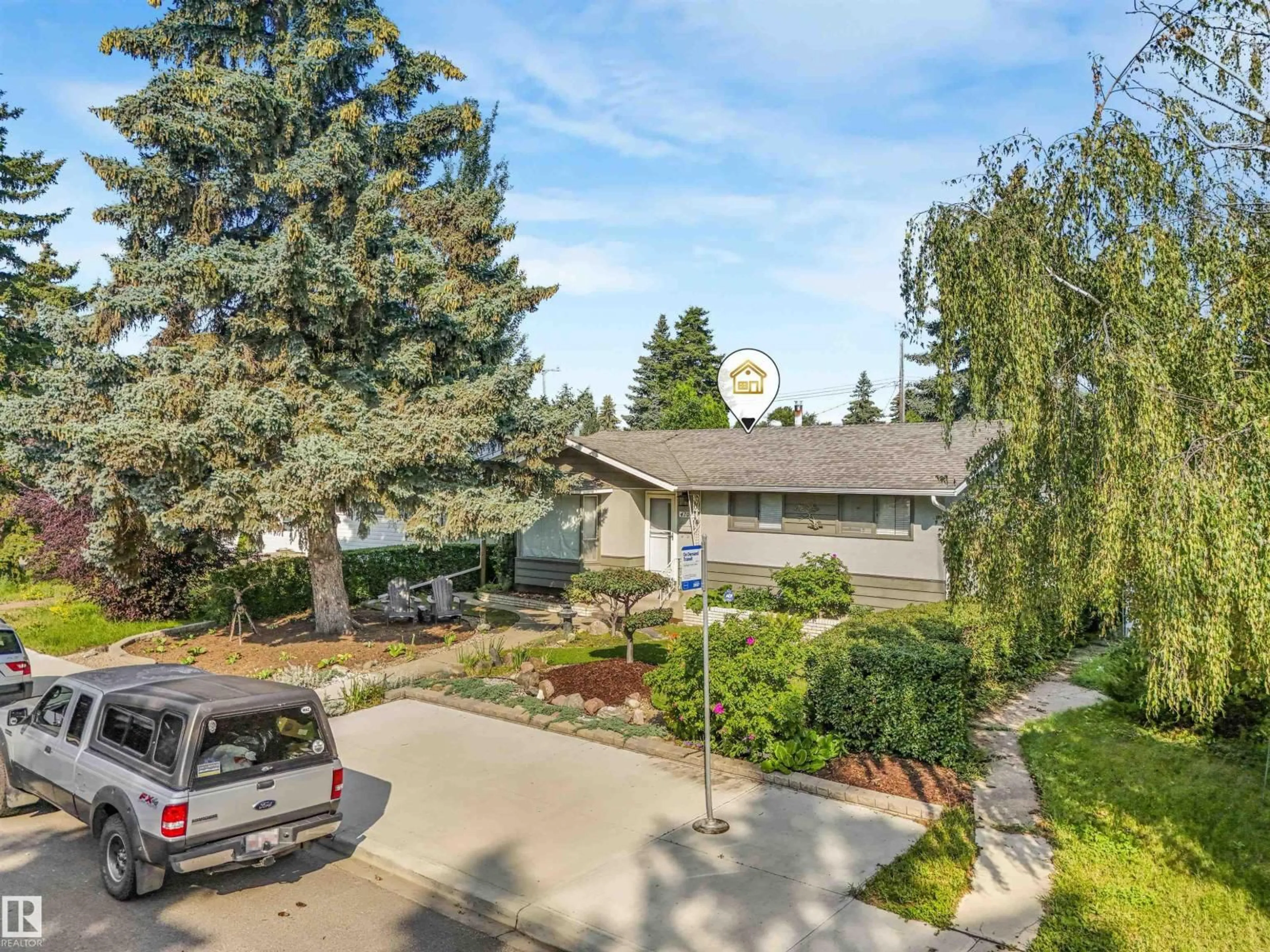 A pic from outside/outdoor area/front of a property/back of a property/a pic from drone, street for 4708 MALMO RD, Edmonton Alberta T6H4L6