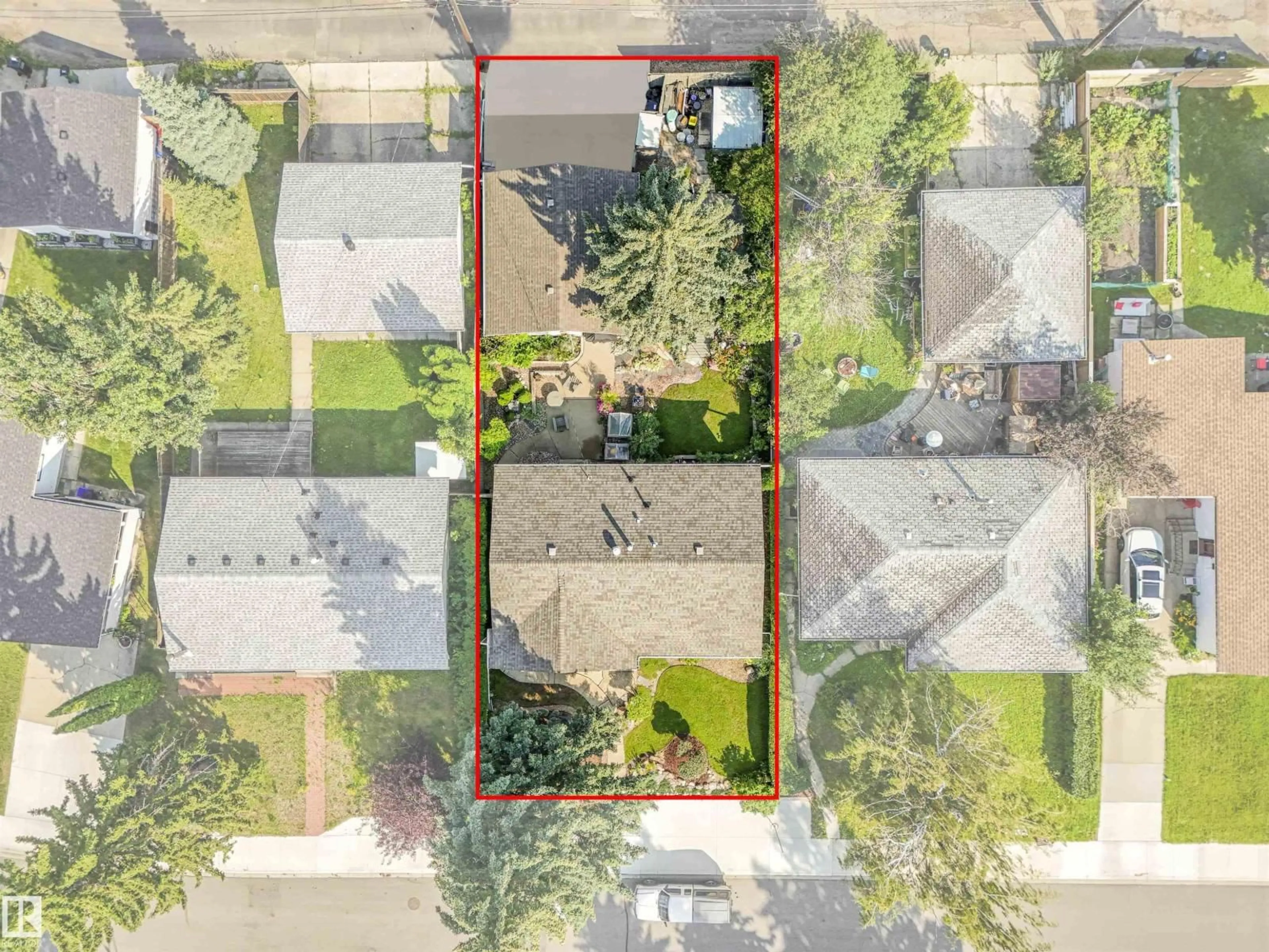 A pic from outside/outdoor area/front of a property/back of a property/a pic from drone, street for 4708 MALMO RD, Edmonton Alberta T6H4L6