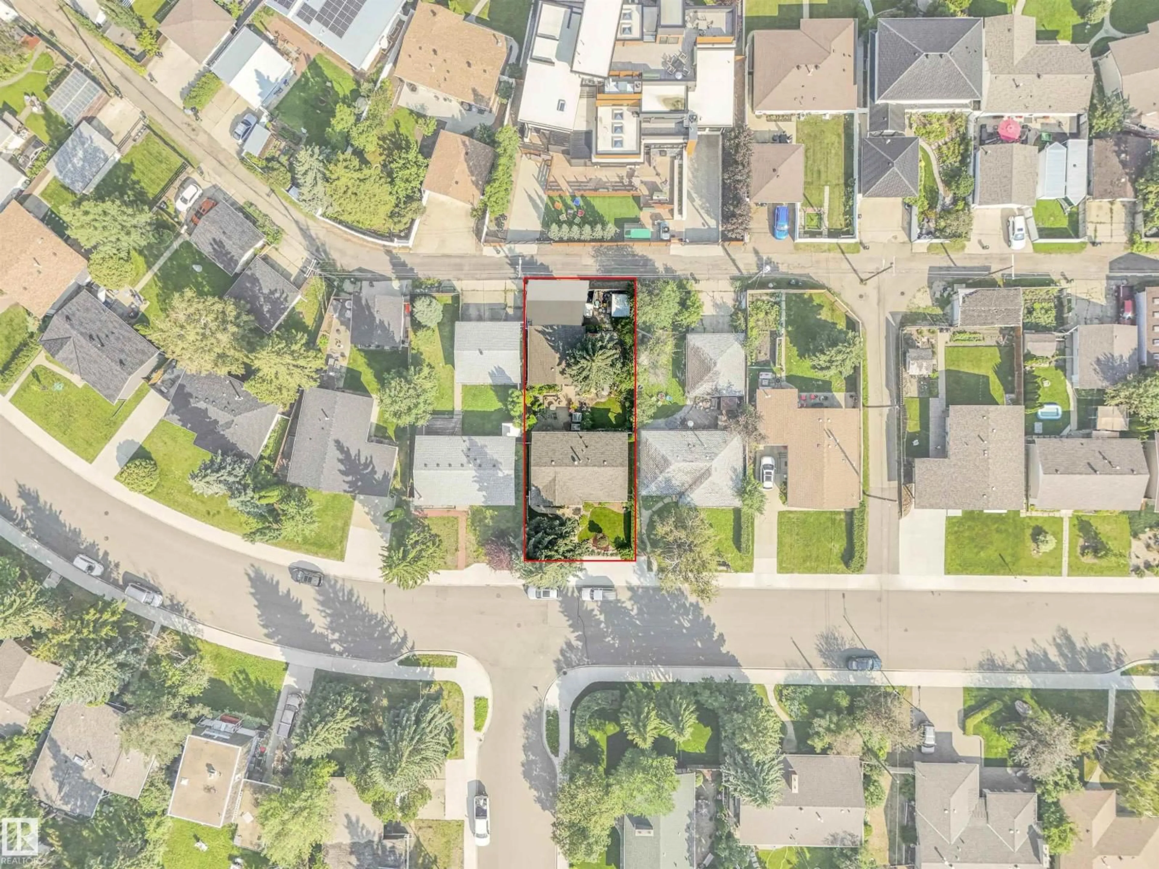 A pic from outside/outdoor area/front of a property/back of a property/a pic from drone, street for 4708 MALMO RD, Edmonton Alberta T6H4L6