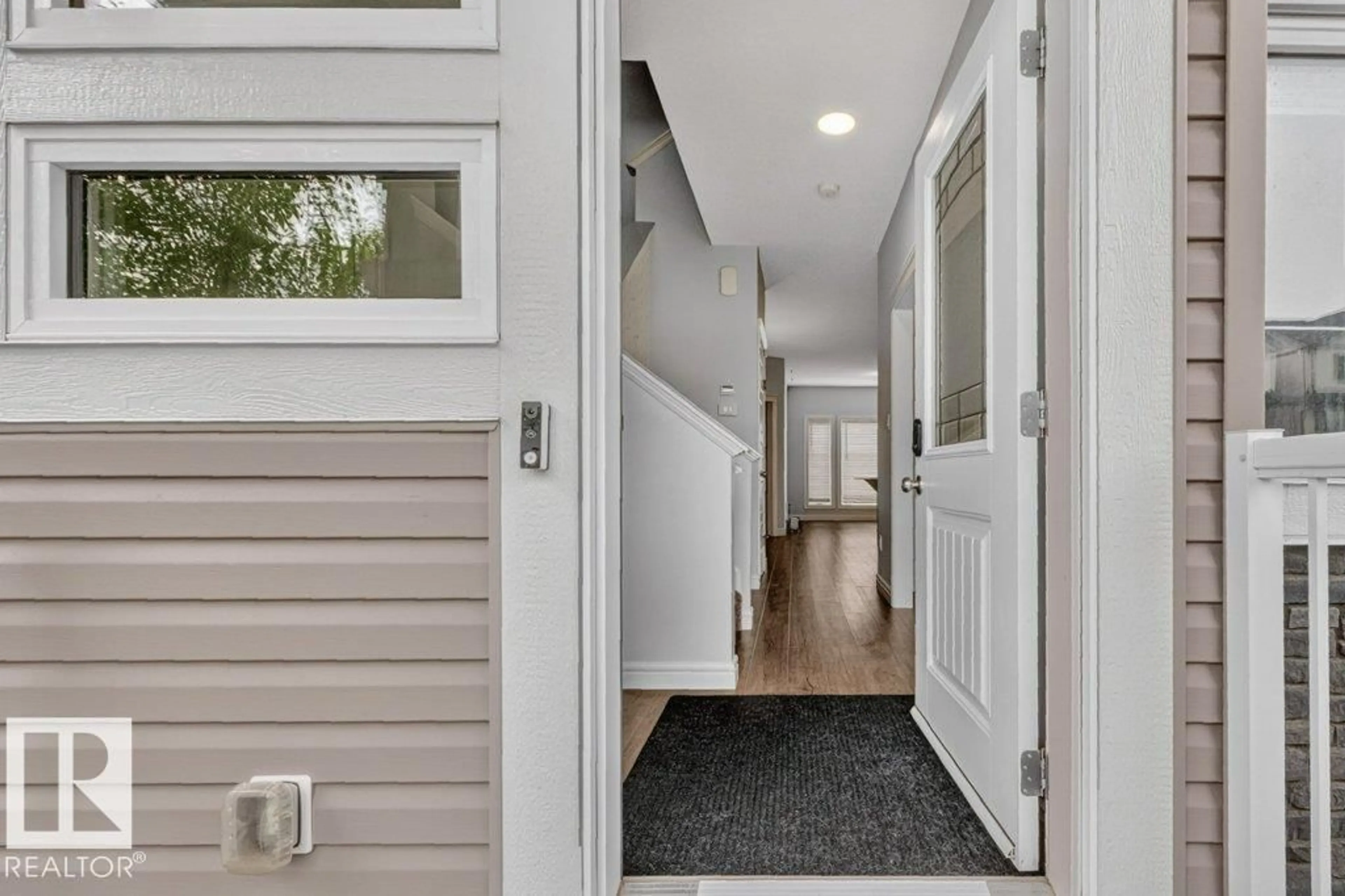 Indoor entryway for 1064 CY BECKER RD, Edmonton Alberta T5Z0J1