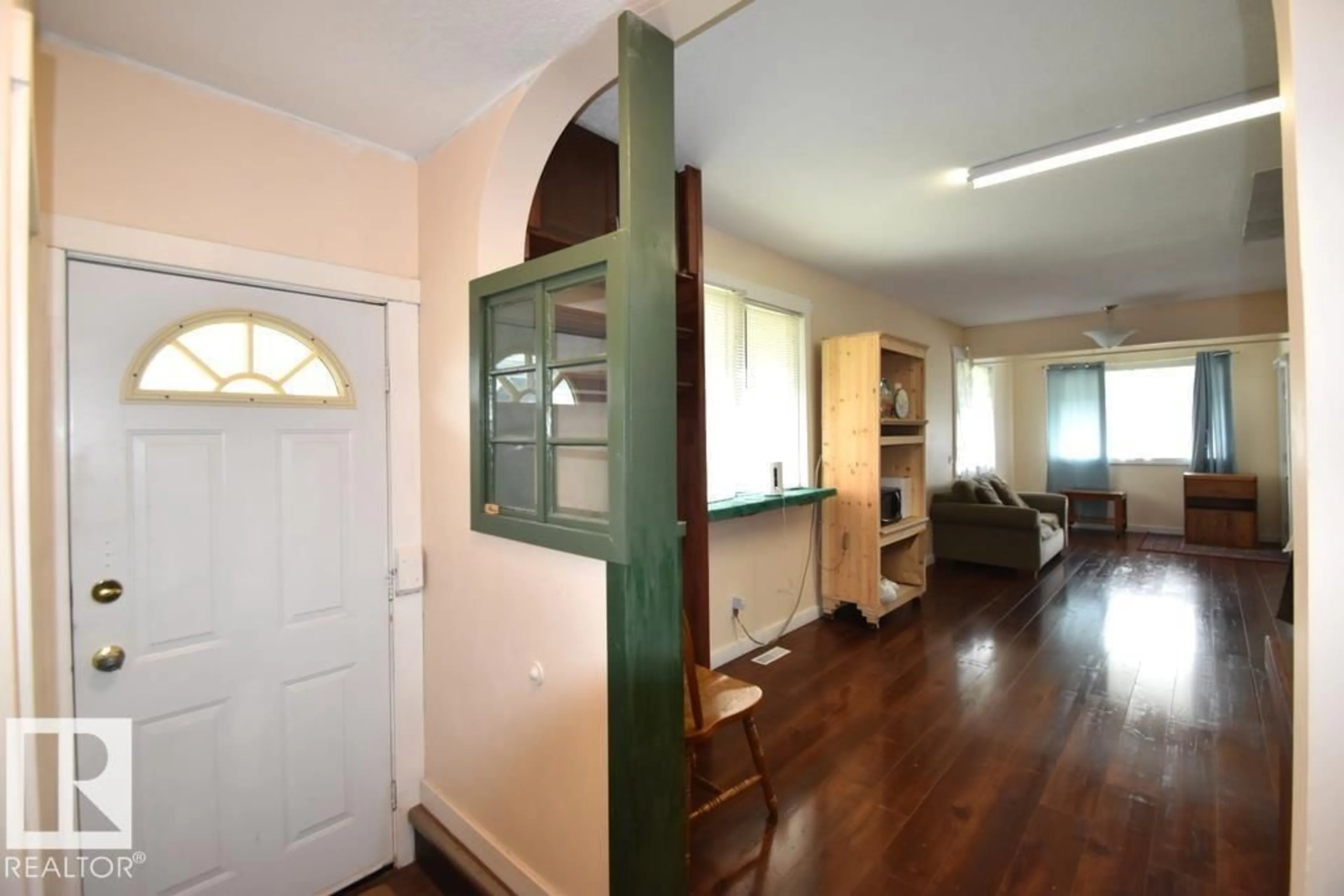 Indoor foyer for 4917 49 ST, Redwater Alberta T0A2W0