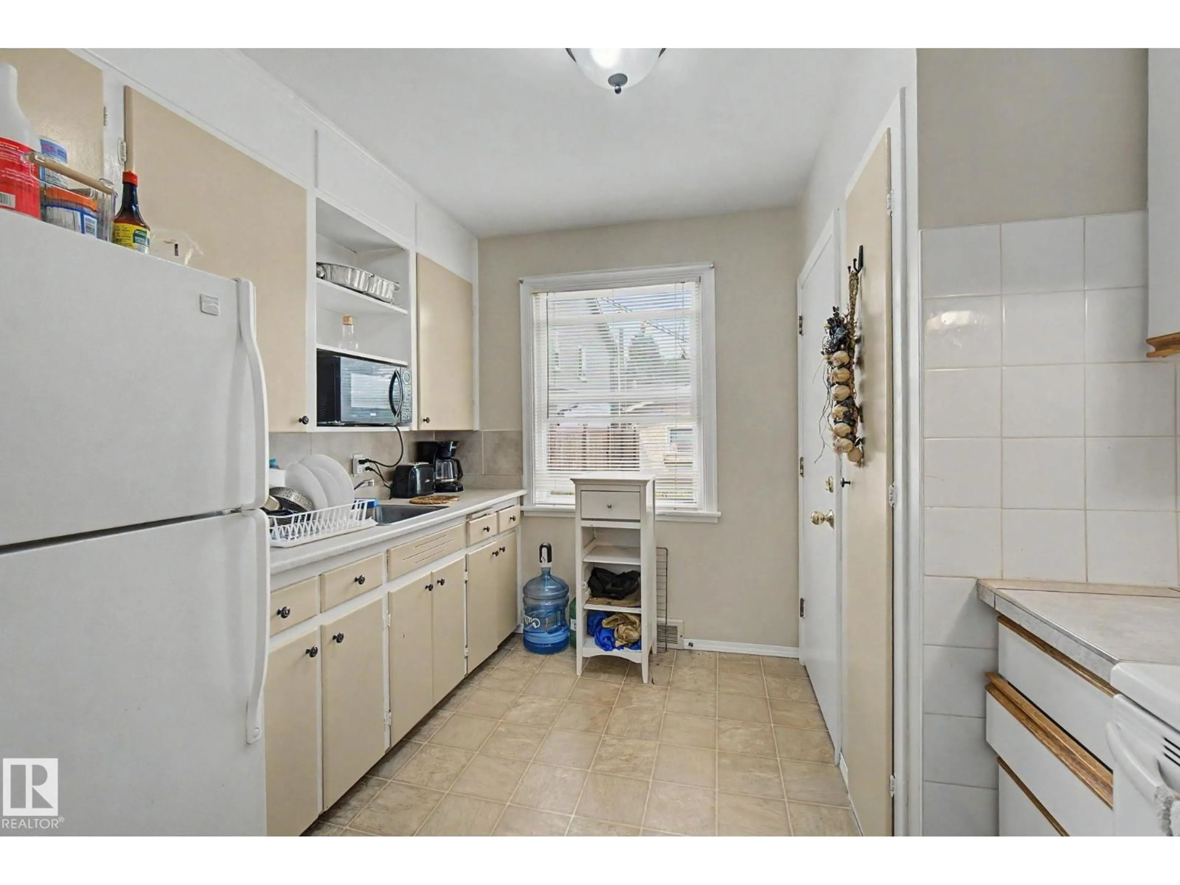 Standard kitchen, unknown for 8710 83 AV, Edmonton Alberta T6C1B3