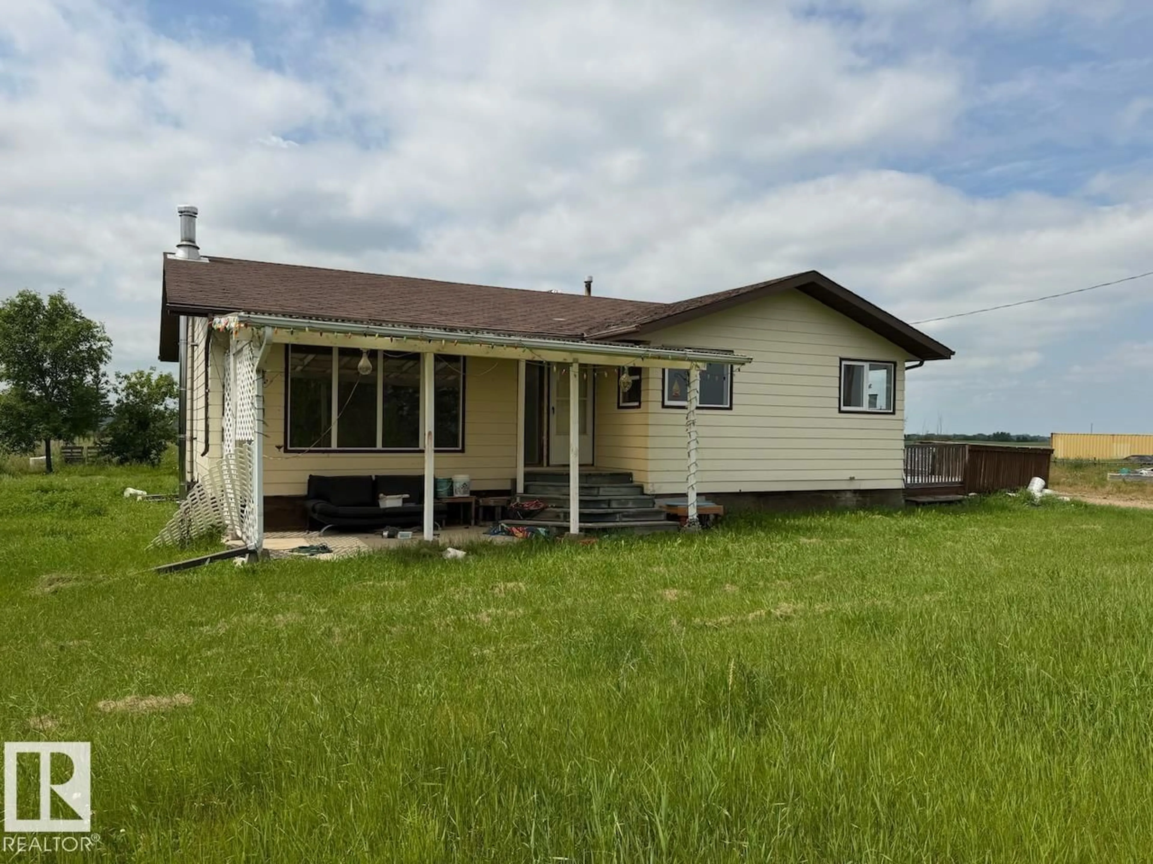 A pic from outside/outdoor area/front of a property/back of a property/a pic from drone, building for 45 RICHFIELD RD, Rural Sturgeon County Alberta T0G1L2