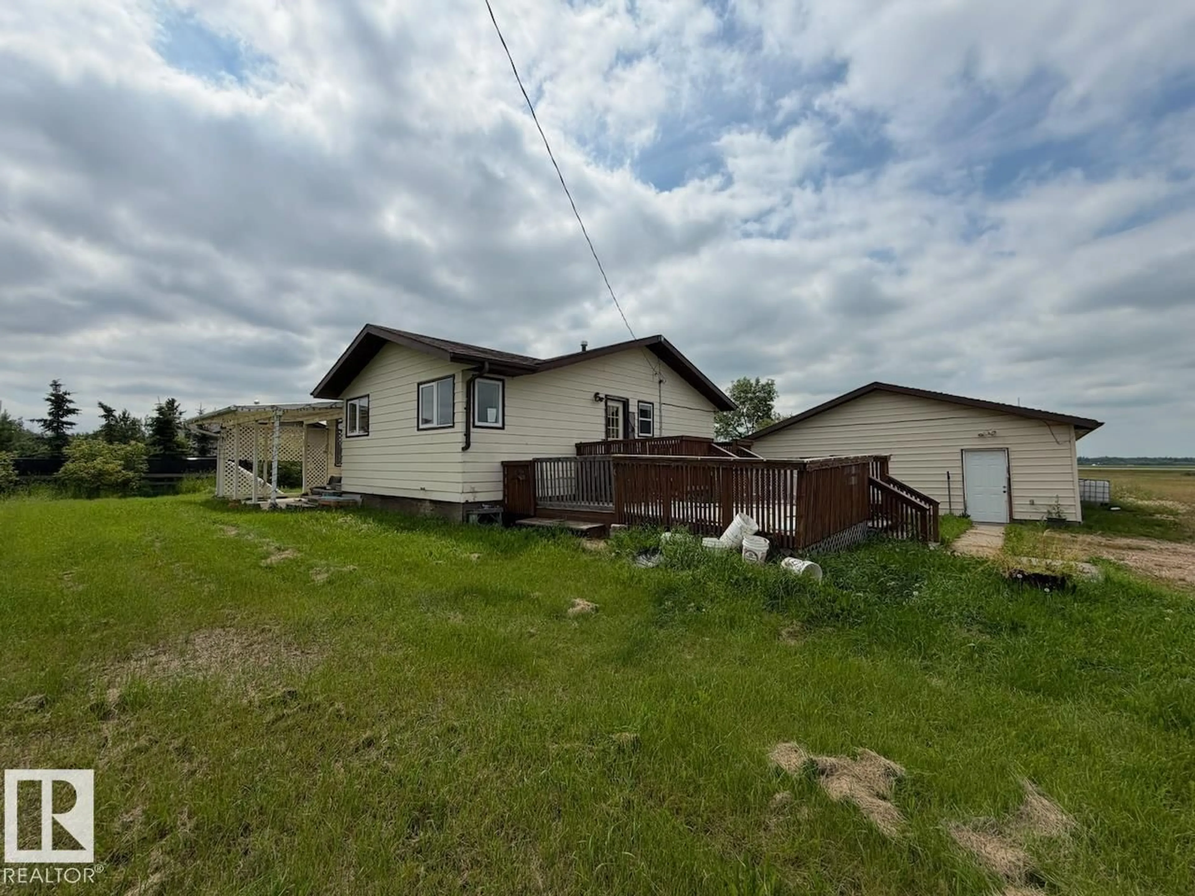 A pic from outside/outdoor area/front of a property/back of a property/a pic from drone, unknown for 45 RICHFIELD RD, Rural Sturgeon County Alberta T0G1L2