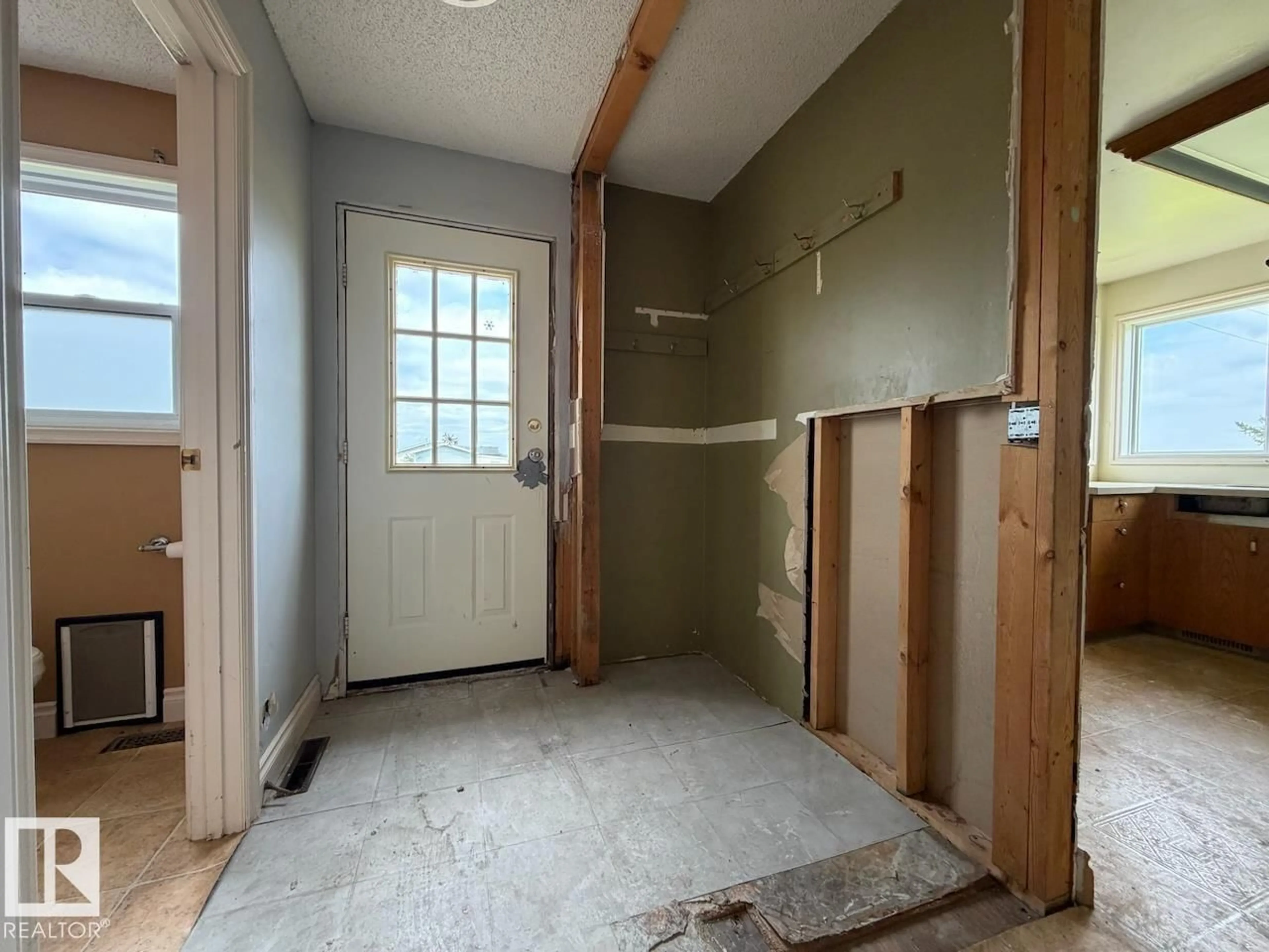 Indoor entryway for 45 RICHFIELD RD, Rural Sturgeon County Alberta T0G1L2